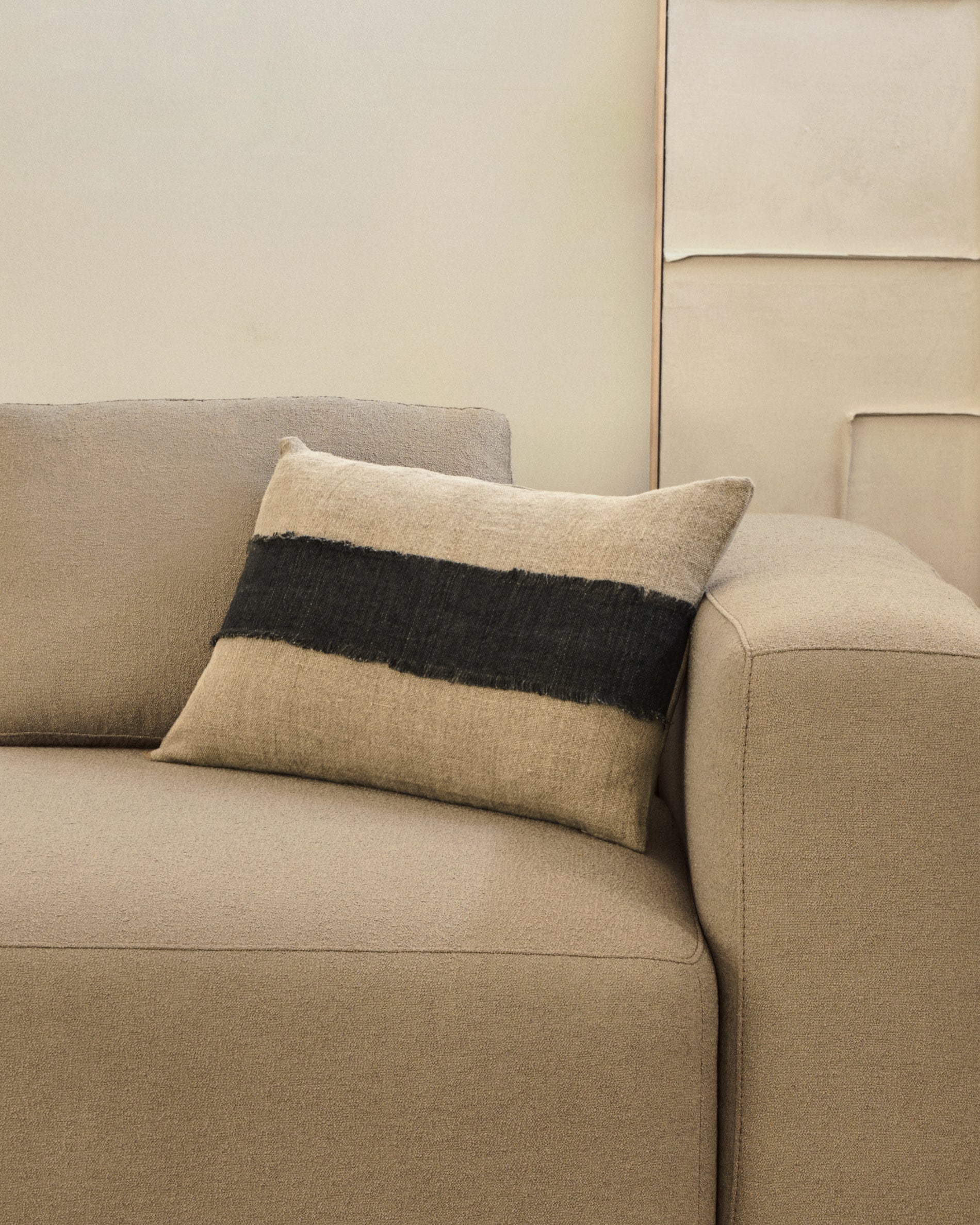 Daf 100% linen cushion cover in beige and grey with fringes, 40 x 60 cm - Lifestyle