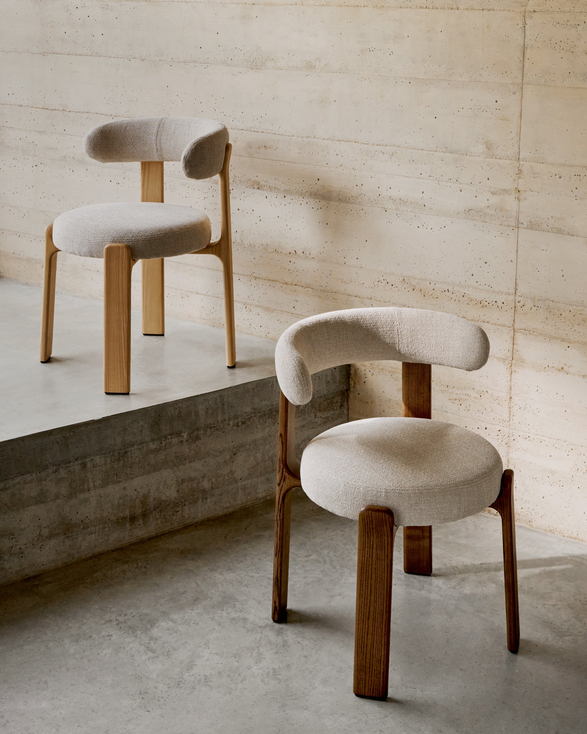 Granite fire-retardant chair in beige chenille and solid ash wood with walnut-coloured finish FSC 100% - Lifestyle