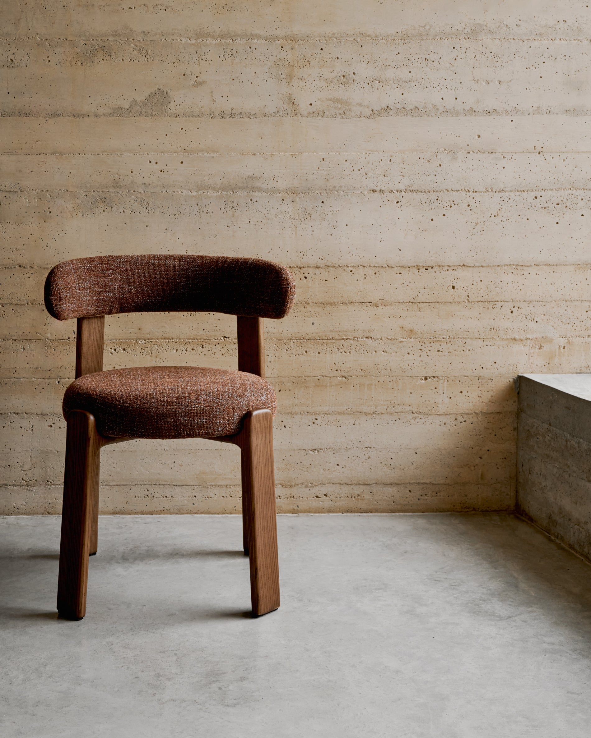 Granite fire-retardant chair in brown chenille and solid ash wood with walnut-coloured finish FSC 100% - Lifestyle