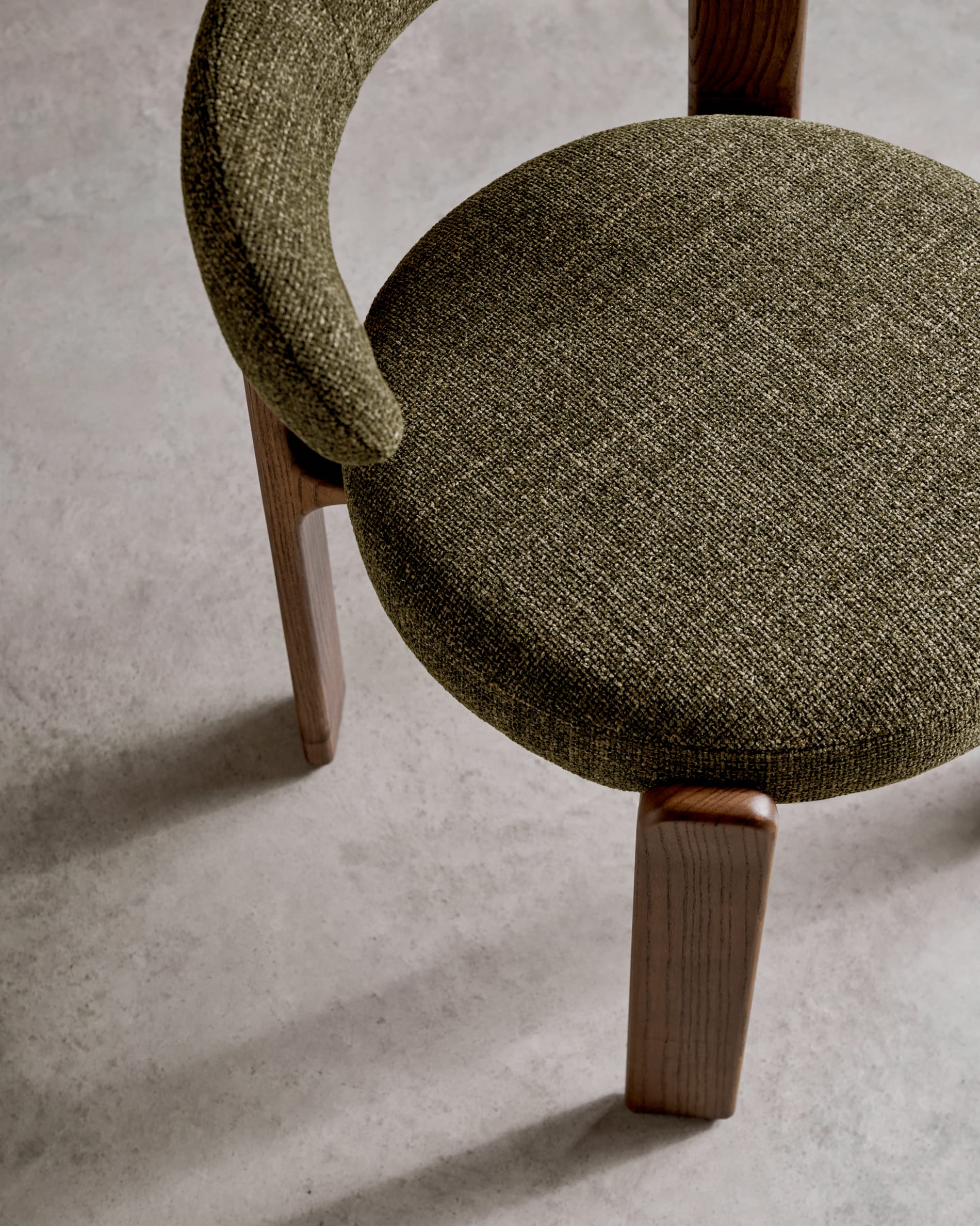 Granite chair with green upholstery and solid ash wood with walnut finish, FSC 100%