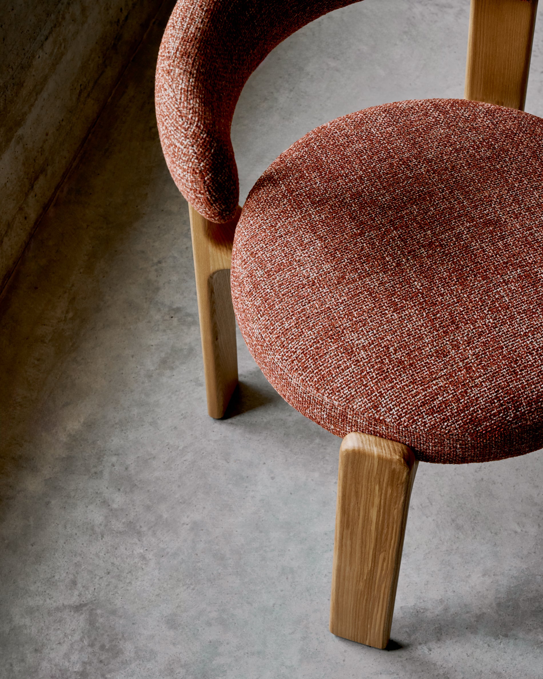Granite chair  terracotta-coloured chenille and solid ash wood in a natural tone finish FSC 100% - Lifestyle