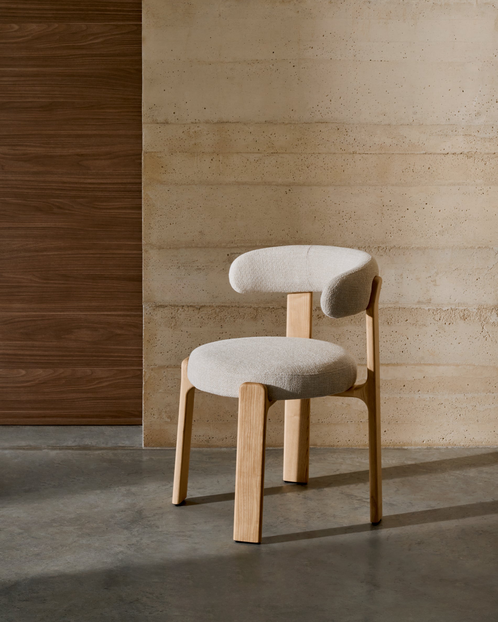 Granite fire-retardant chair in beige chenille and solid ash wood with natural-coloured finish FSC 100% - Lifestyle