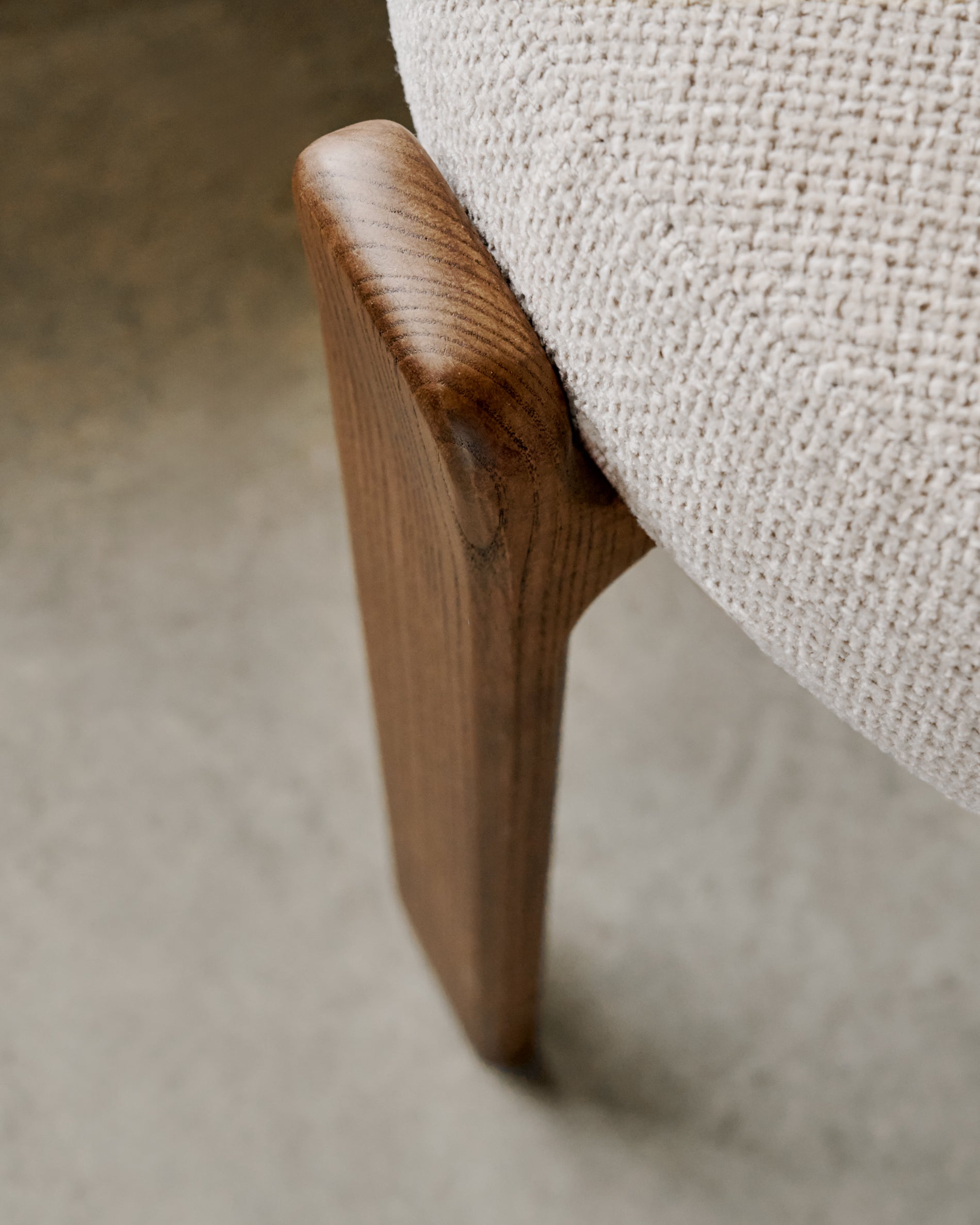 Granite fire-retardant chair in beige chenille and solid ash wood with walnut-coloured finish FSC 100% - Lifestyle