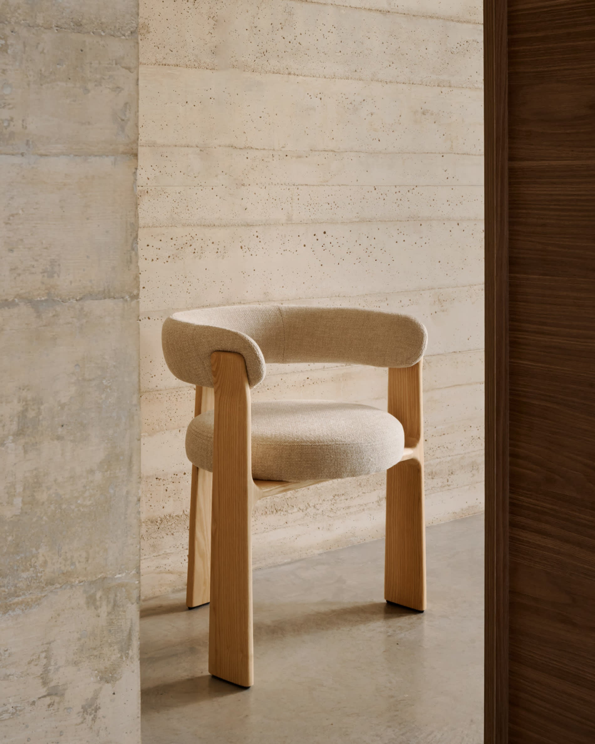 Granite three-legged chair in beige chenille and solid ash wood with a natural finish, FSC 100%