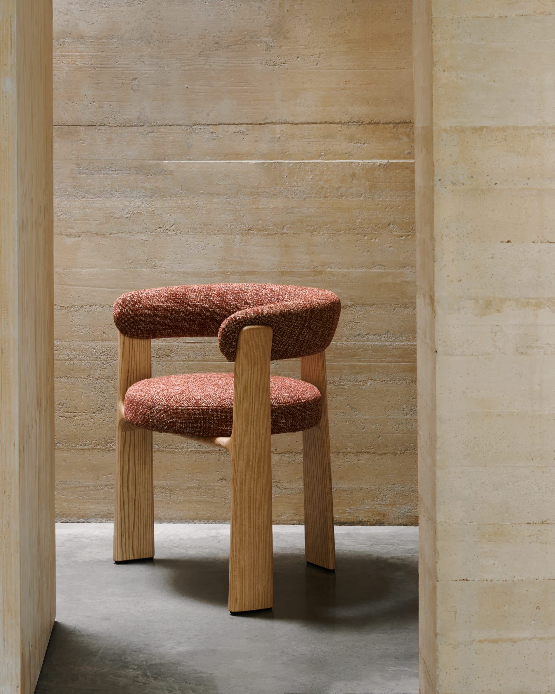 Granite three-legged chair with terracotta chenille and solid ash wood with a natural finish, FSC 100%