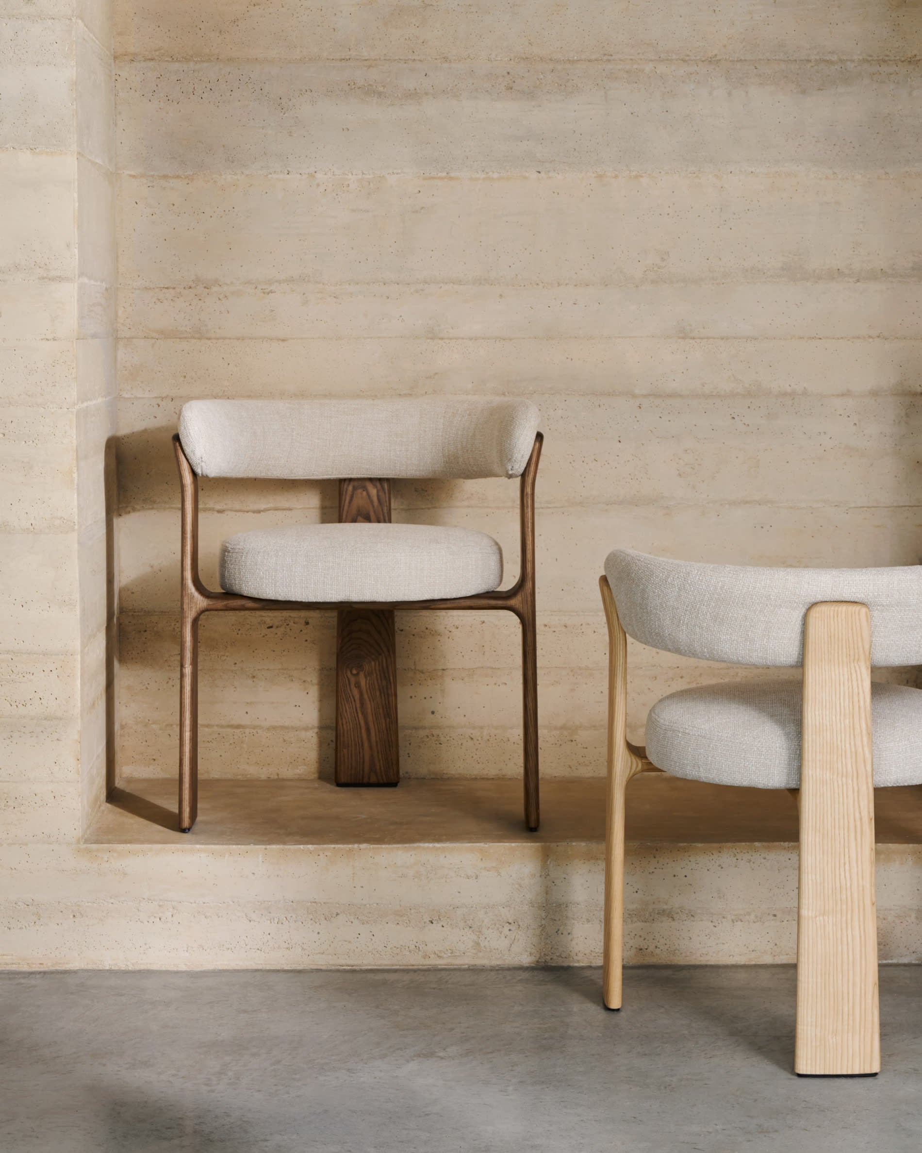 Granite three-legged chair in beige chenille and solid ash wood with a natural finish, FSC 100%