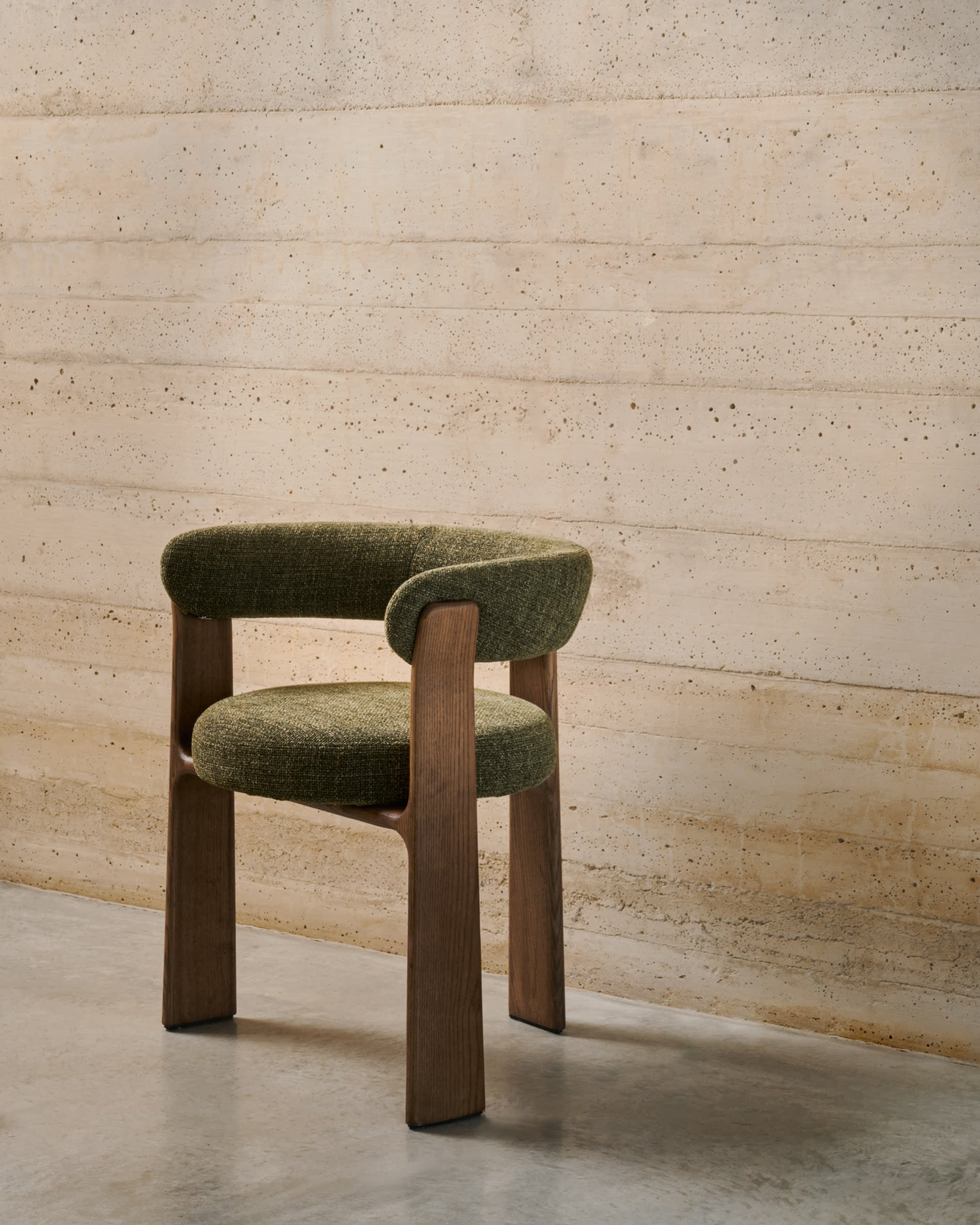 Granite three-legged chair with green upholstery and solid ash wood with walnut finish, FSC 100%