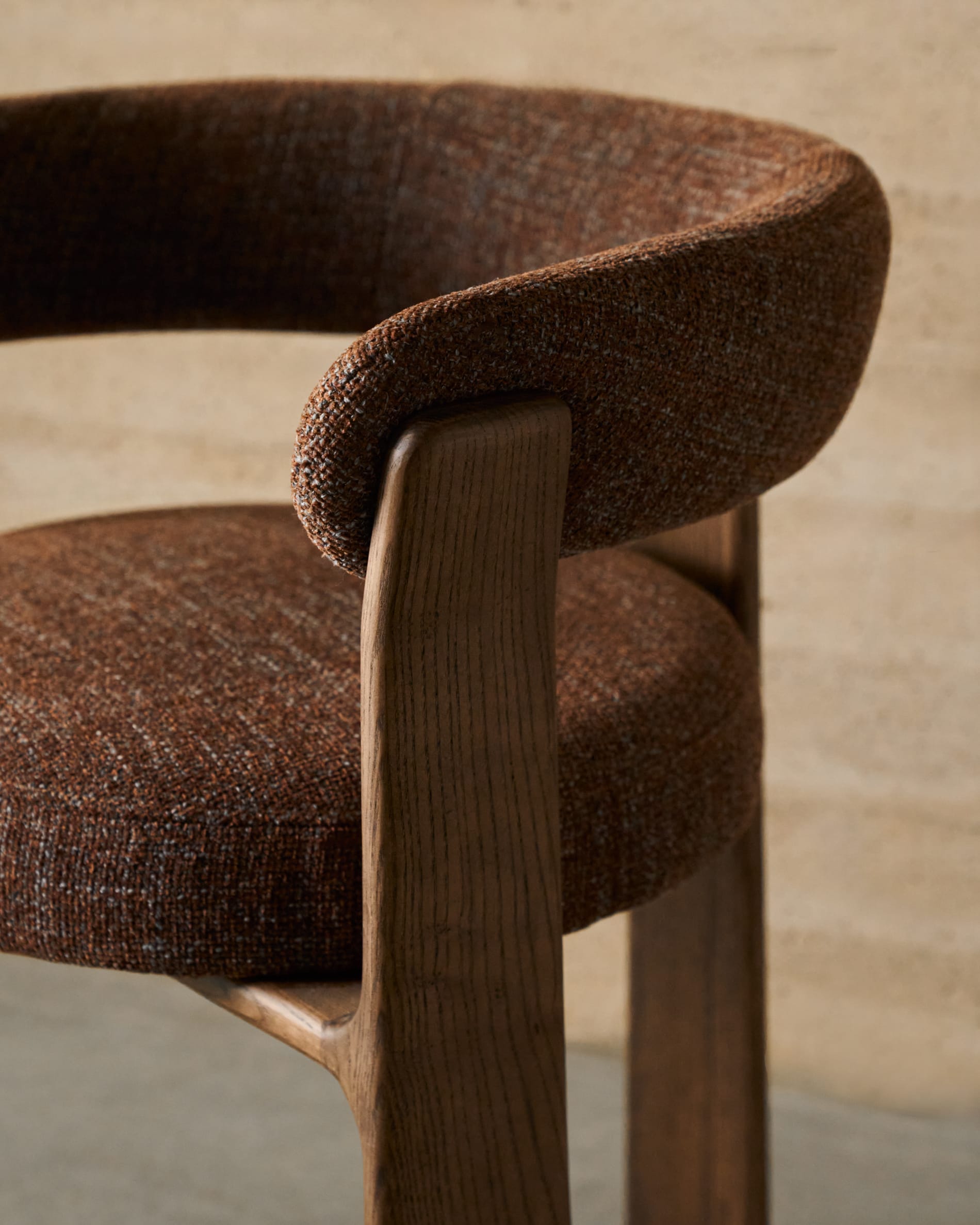 Granite three-legged chair in brown chenille and solid ash wood with walnut finish, FSC 100%