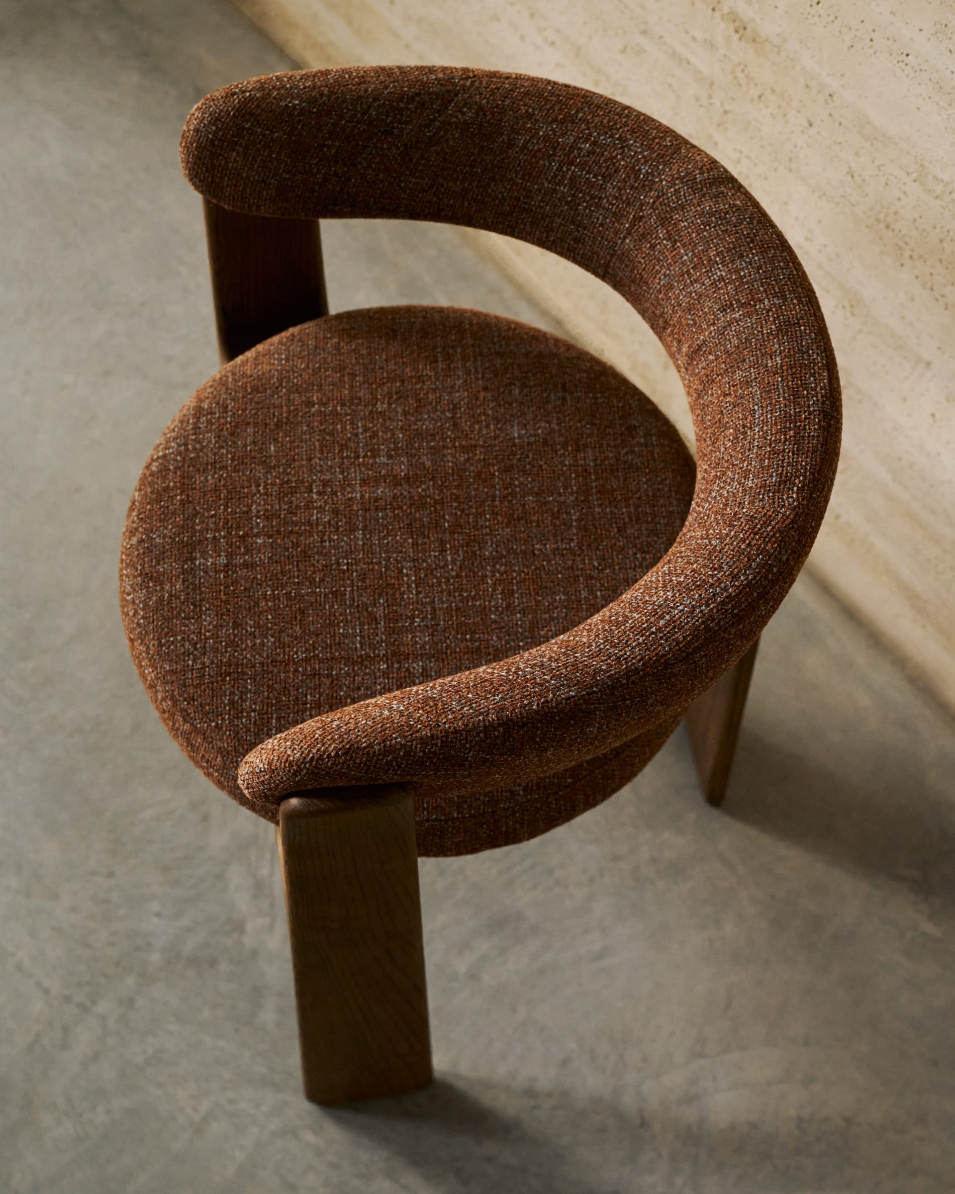 Granite three-legged chair in brown chenille and solid ash wood with walnut finish, FSC 100%