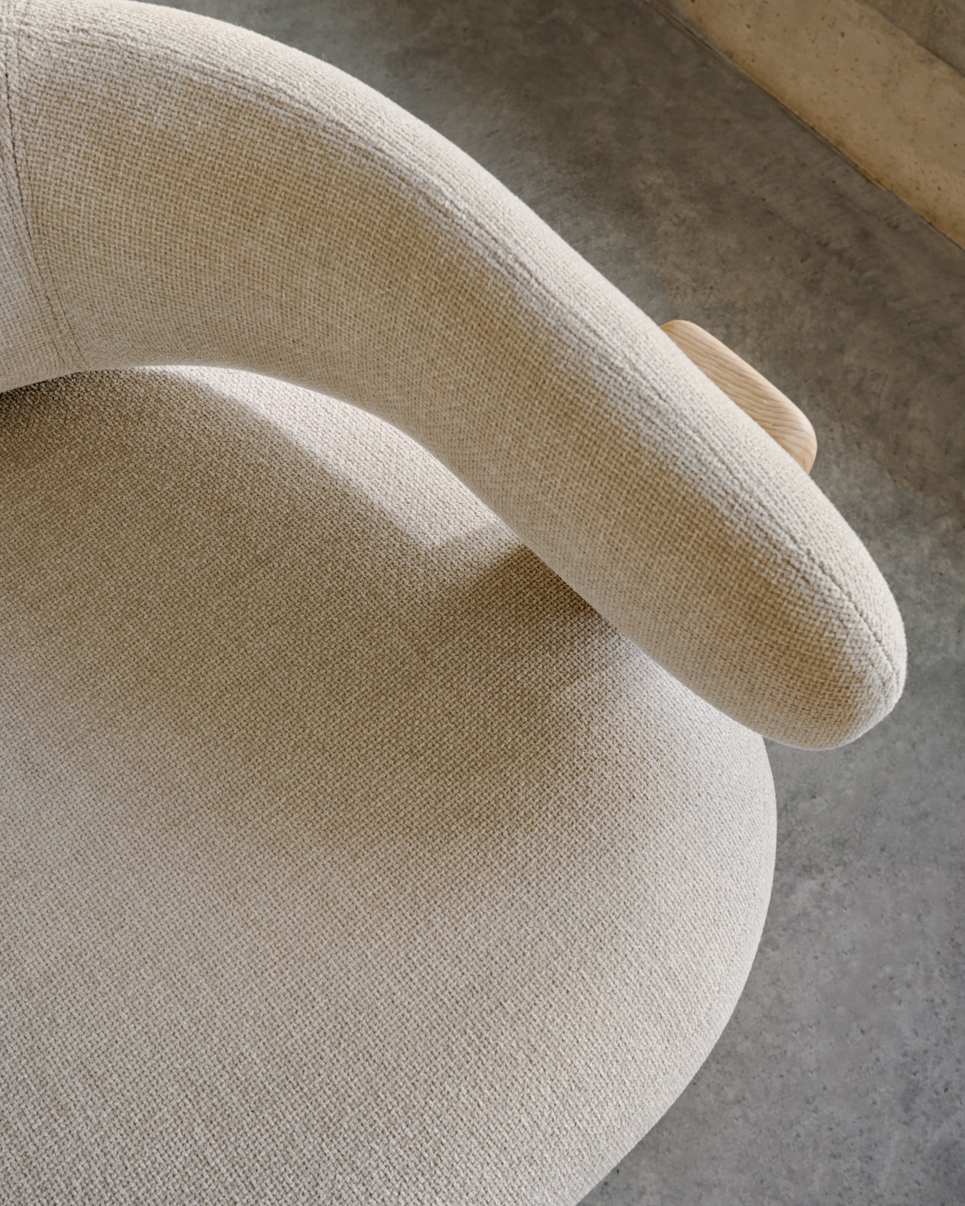 Granite fire-retardant armchair in beige chenille and solid ash wood with natural-coloured finish FSC 100% - Lifestyle