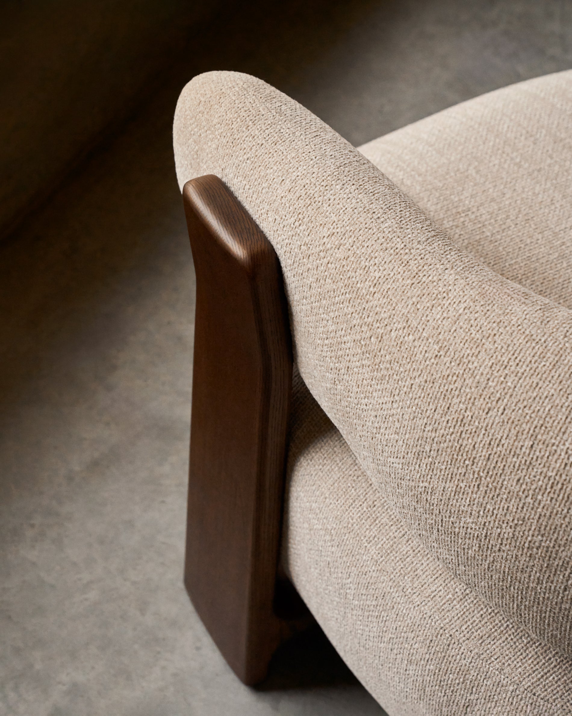 Granite fire-retardant armchair in beige chenille and solid ash wood with walnut-coloured finish FSC 100% - Lifestyle
