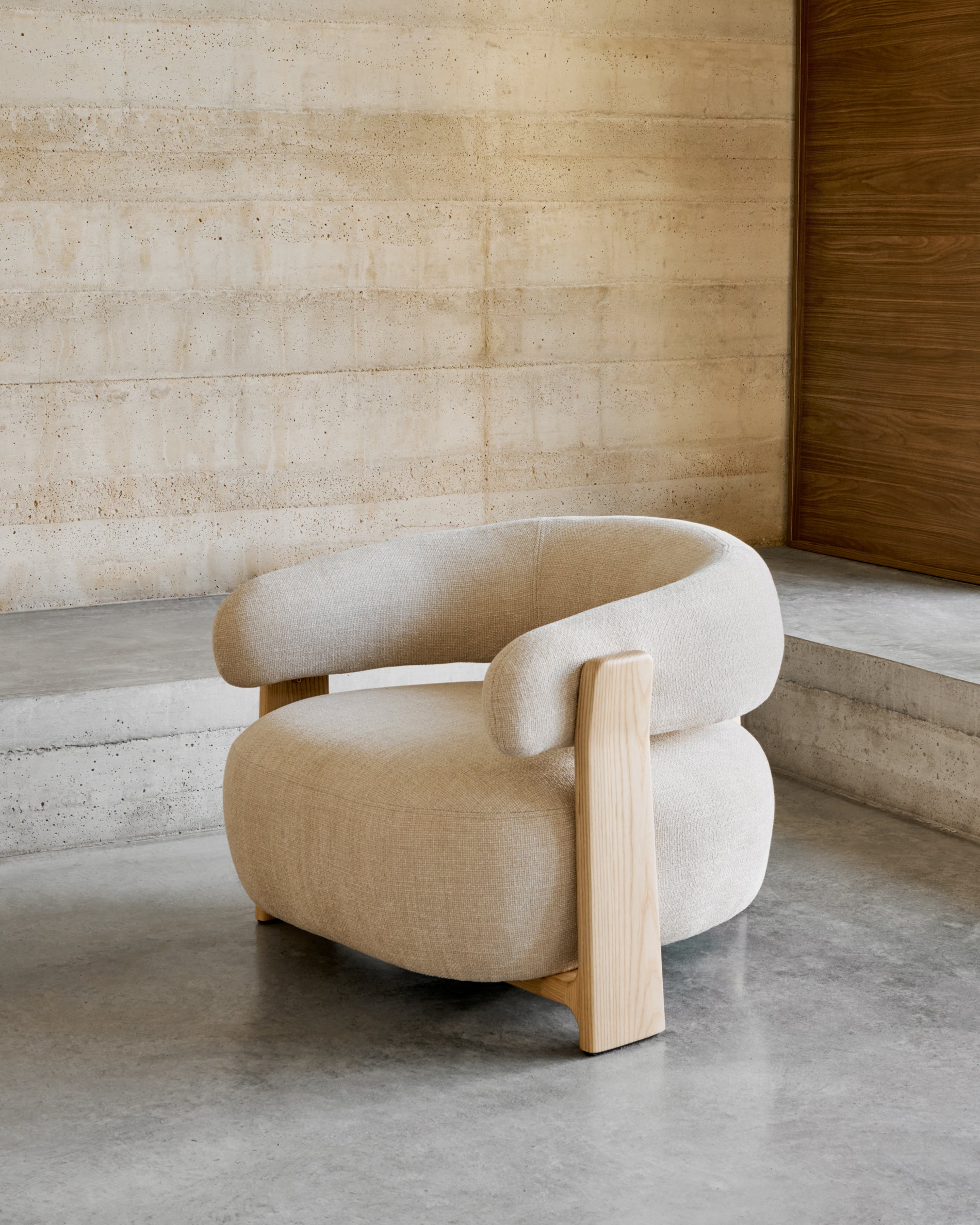 Granite fire-retardant armchair in beige chenille and solid ash wood with natural-coloured finish FSC 100% - Lifestyle