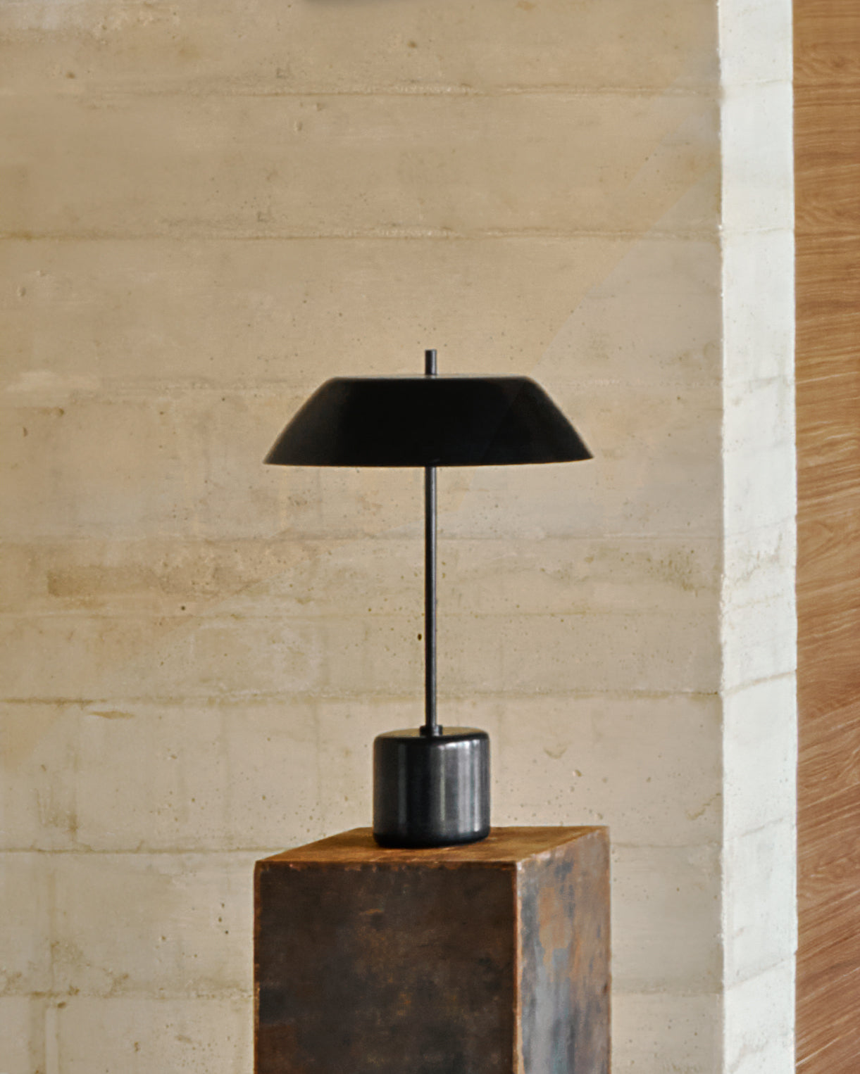 Sayra table lamp made of black marble and metal in a black painted finish - Lifestyle