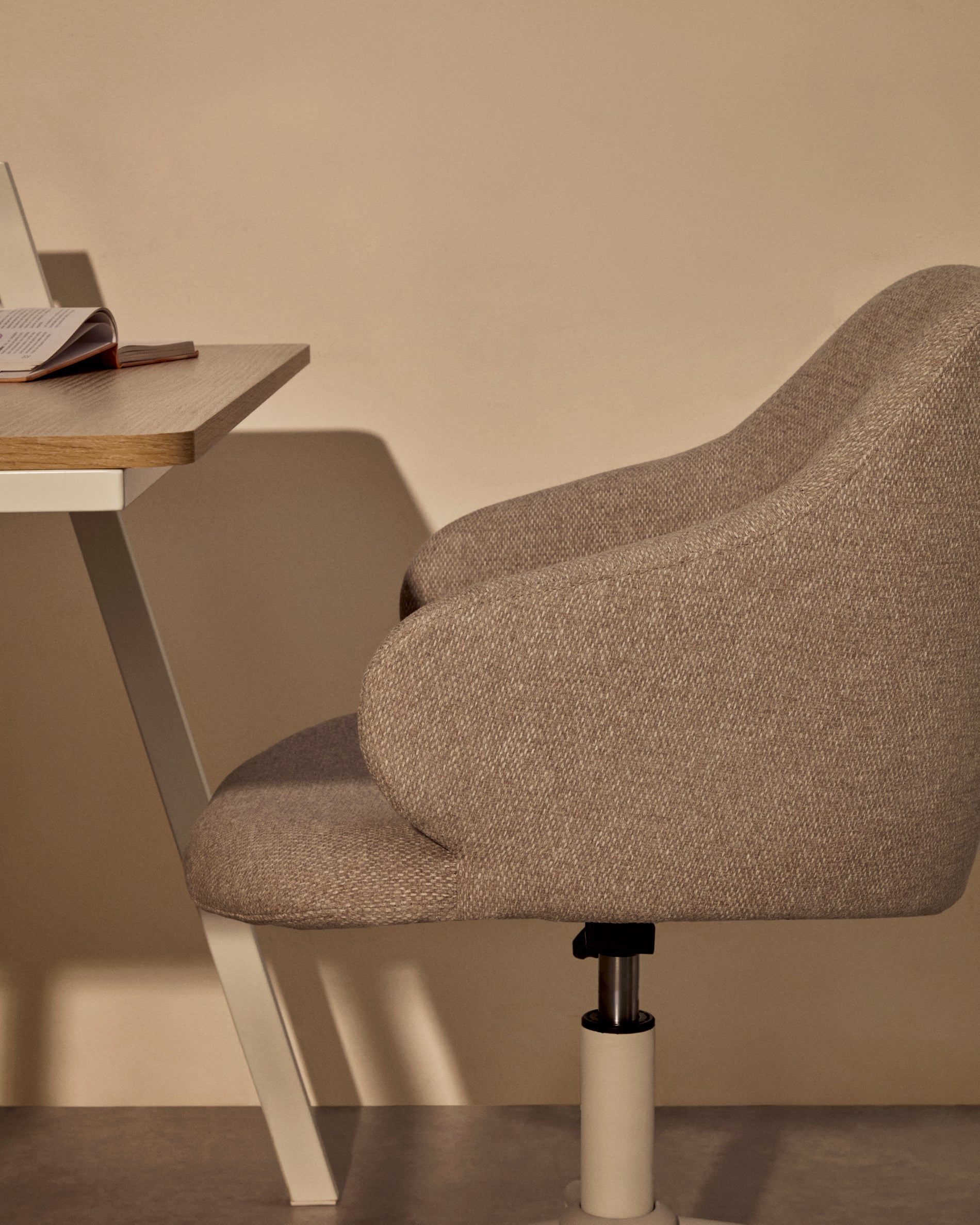 Einara light grey office chair and legs made of steel in matt white - Lifestyle