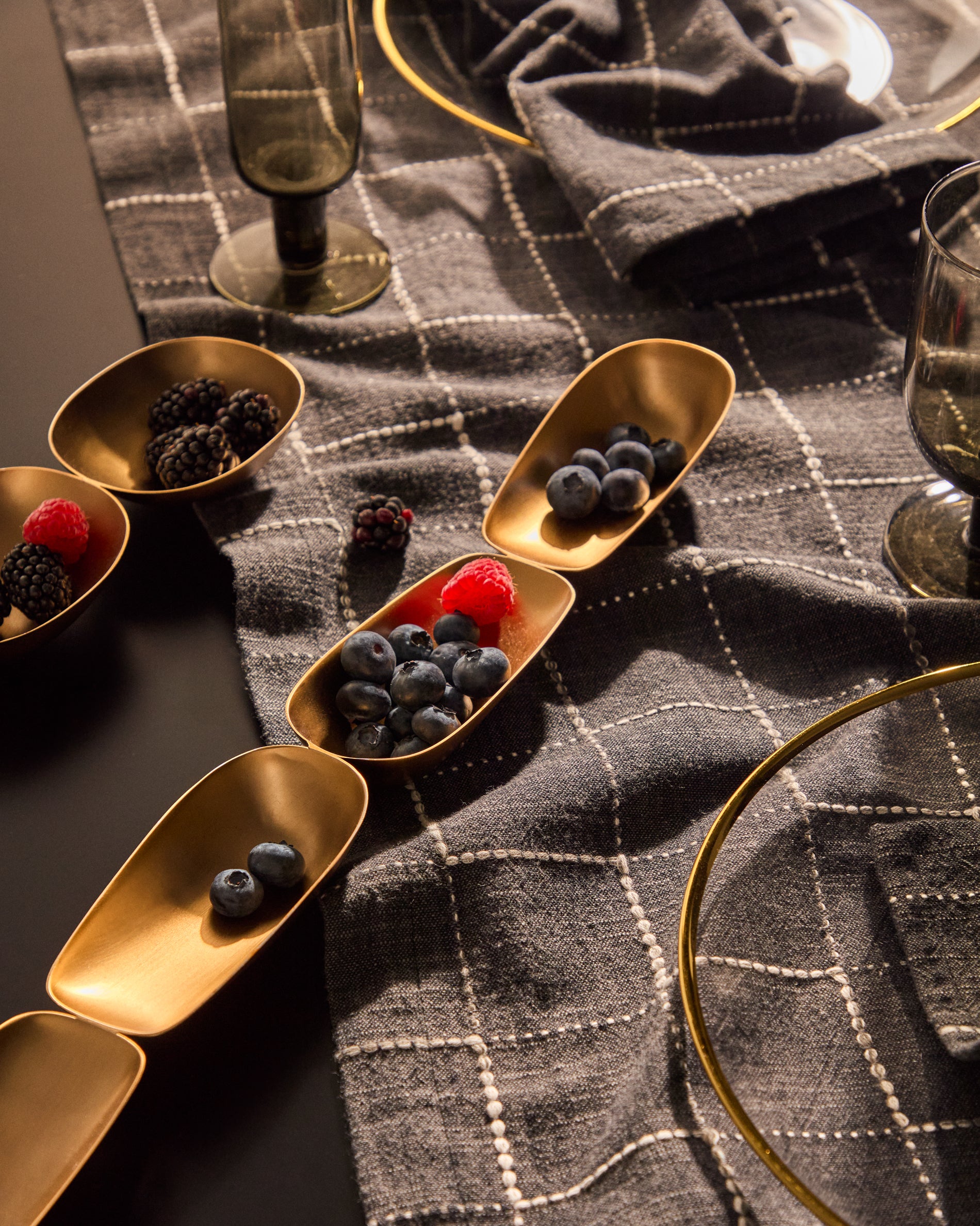 Aruc 4 plates made of gold-coloured stainless steel - Lifestyle