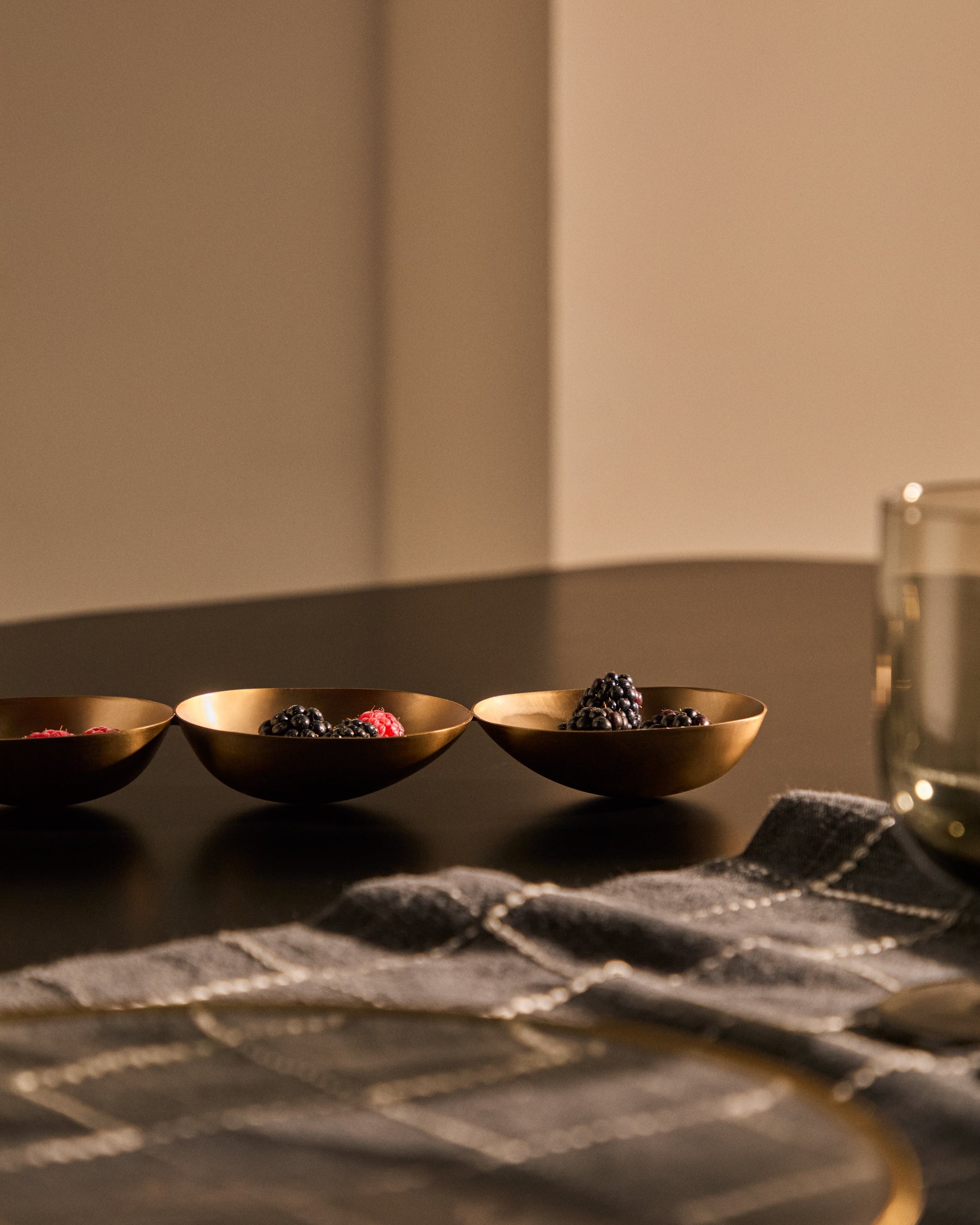 Aruc 4 bowls made of gold-coloured stainless steel - Lifestyle