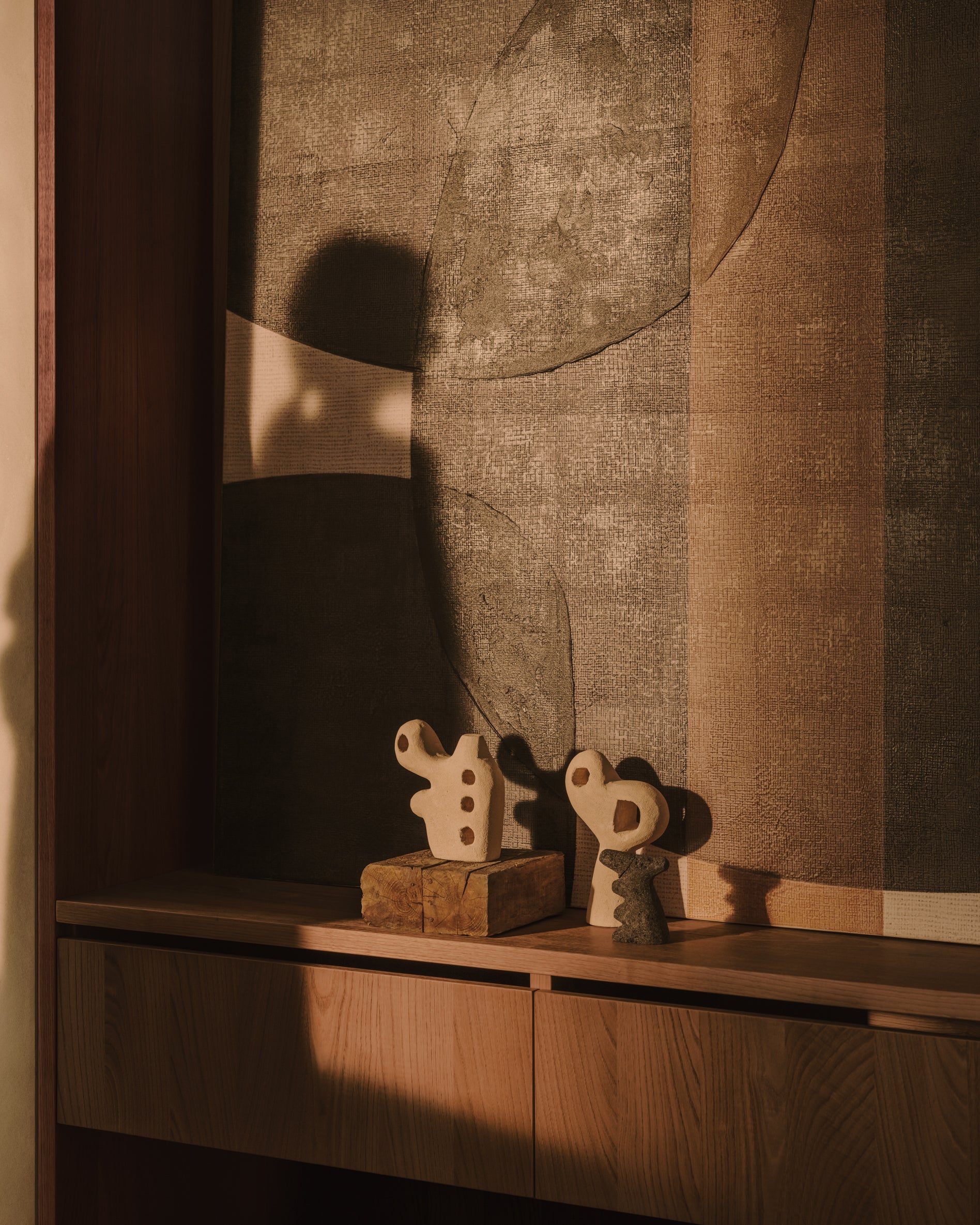 Arif set of stone sculptures in a beige and black finish, 12 cm / 23 cm - Lifestyle