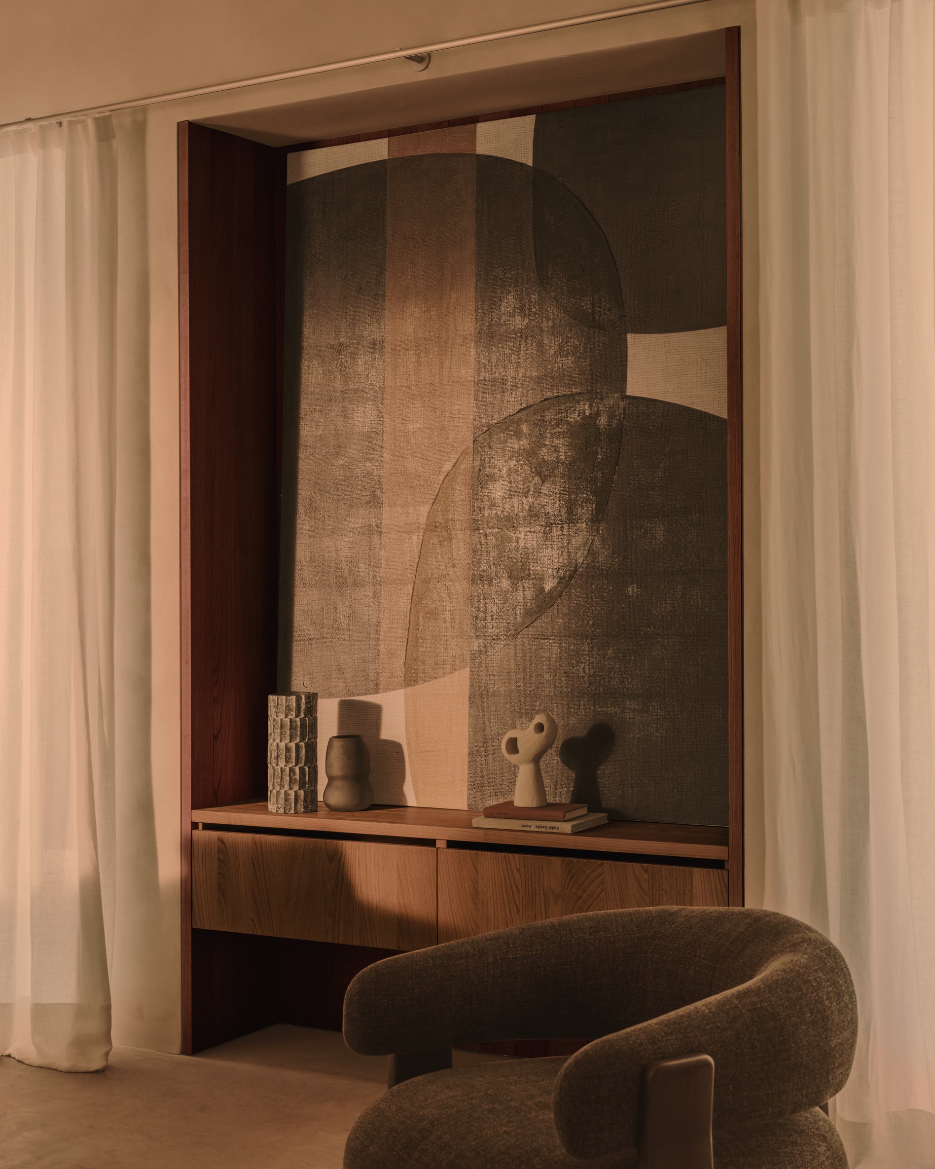 Tonol, brown abstract canvas, 180 x 140 cm - Lifestyle