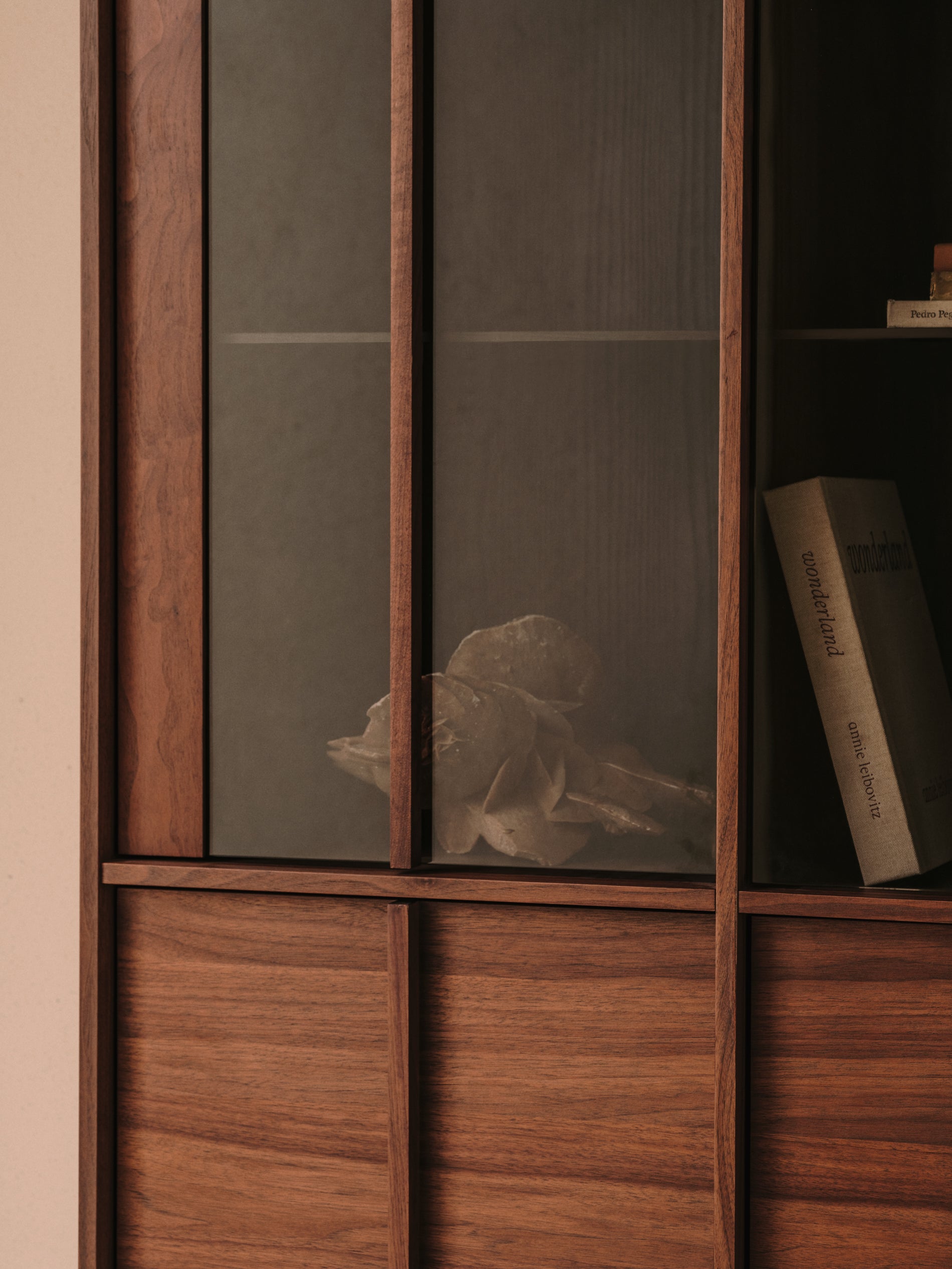 Onix display cabinet solid walnut and walnut veneer dark finish 101 x 170 cm FSC Mix Credit - Lifestyle