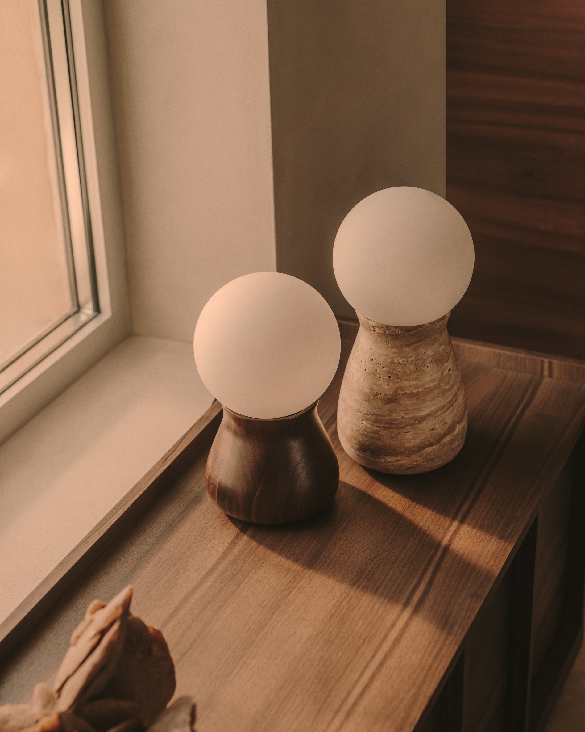 Okeni table lamp made of walnut veneer and glass - Lifestyle