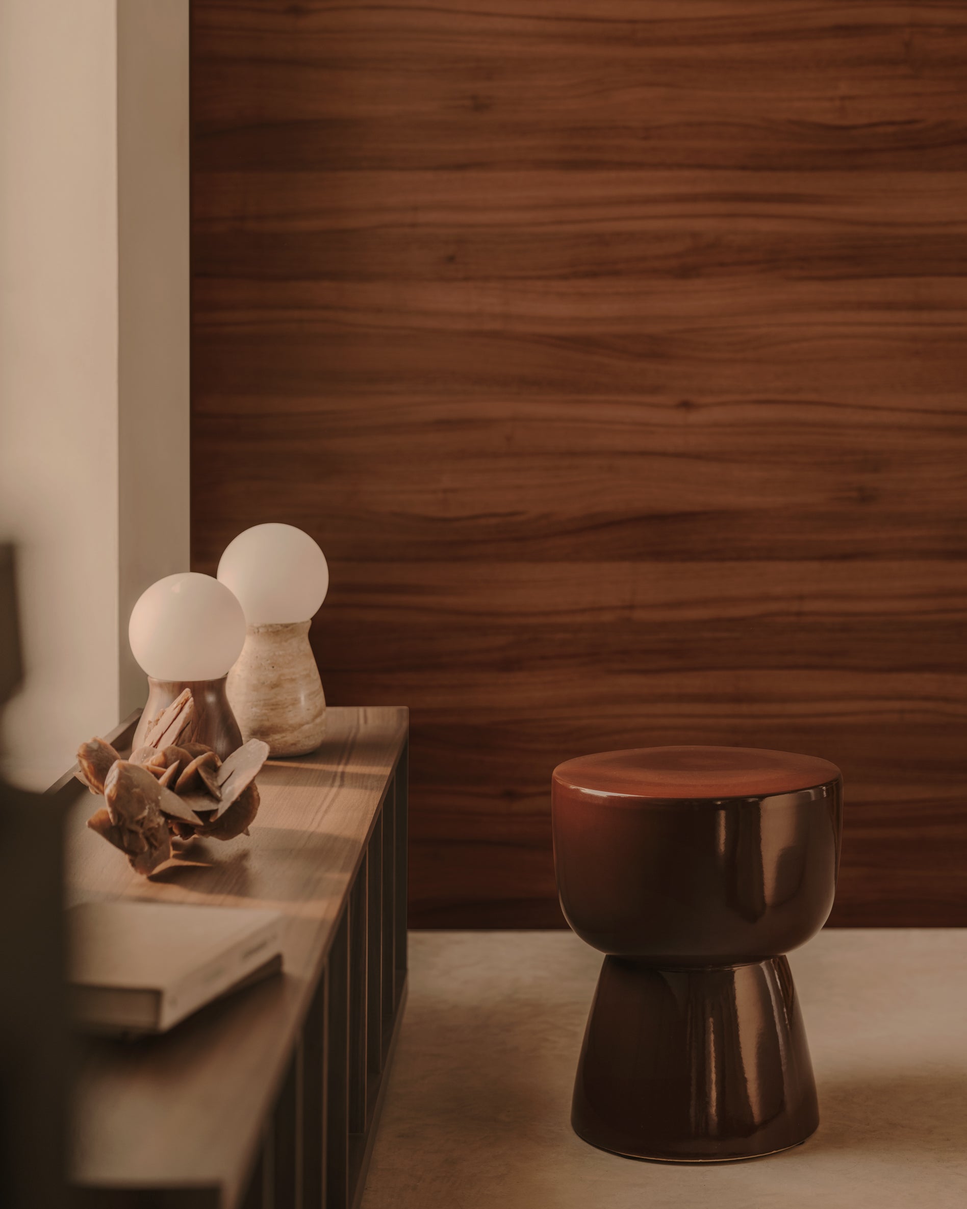 Okeni table lamp made of walnut veneer and glass - Lifestyle