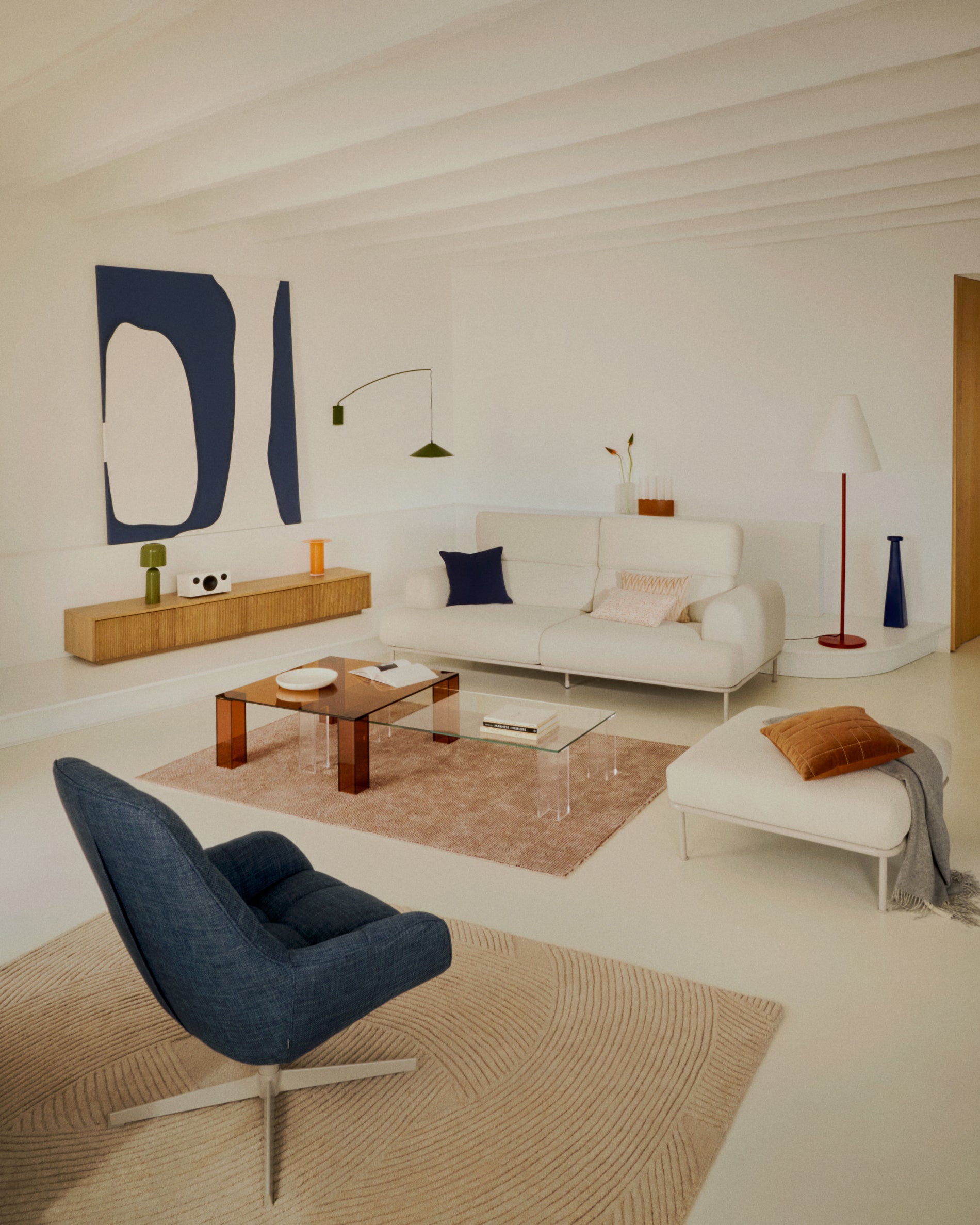 Navat floor lamp with a metal base in a terracotta painted finish - Lifestyle