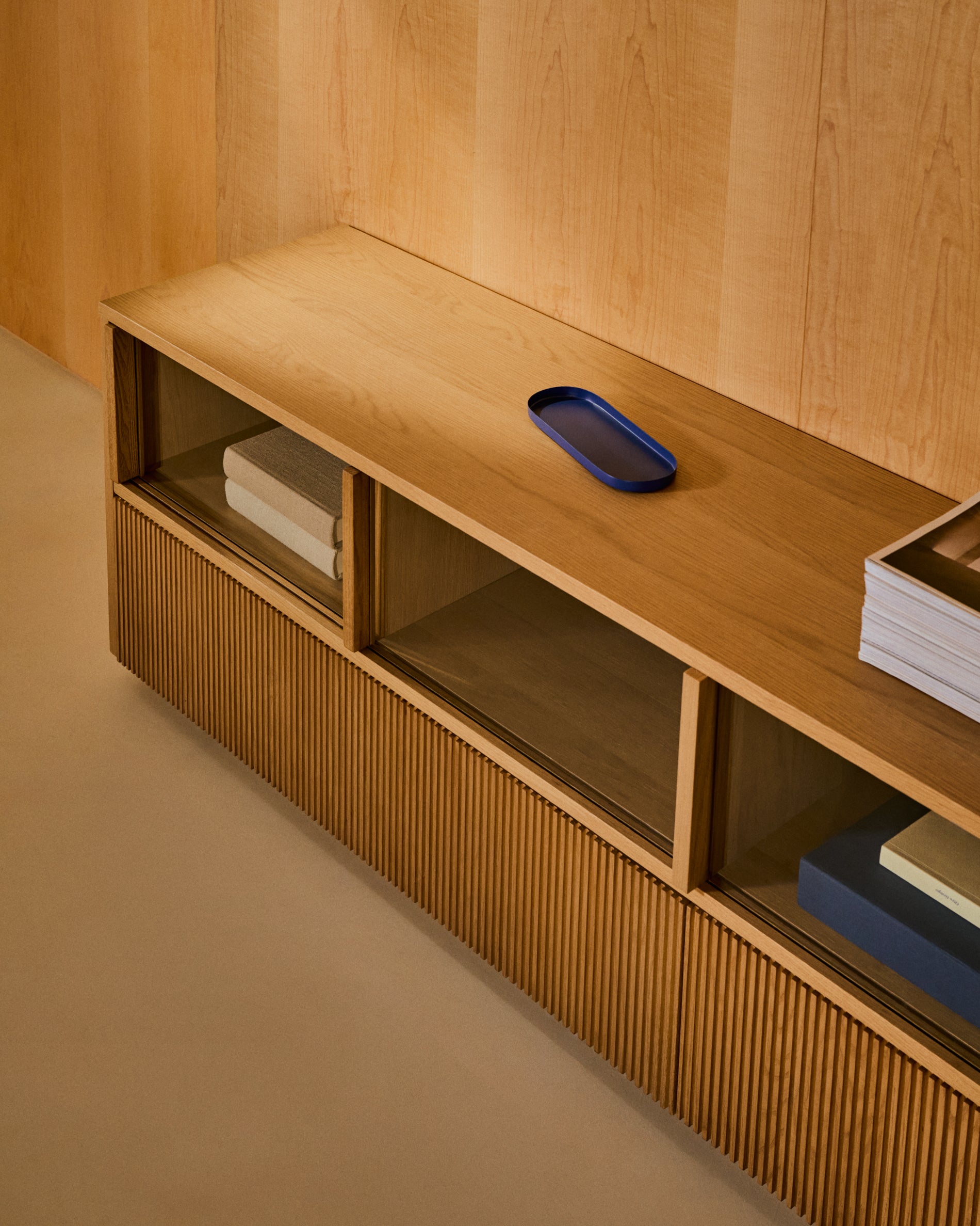 Helvine TV stand 4 doors and 2 drawers oak veneer and tempered glass, 200 x 54 cm FSC 100% - Lifestyle