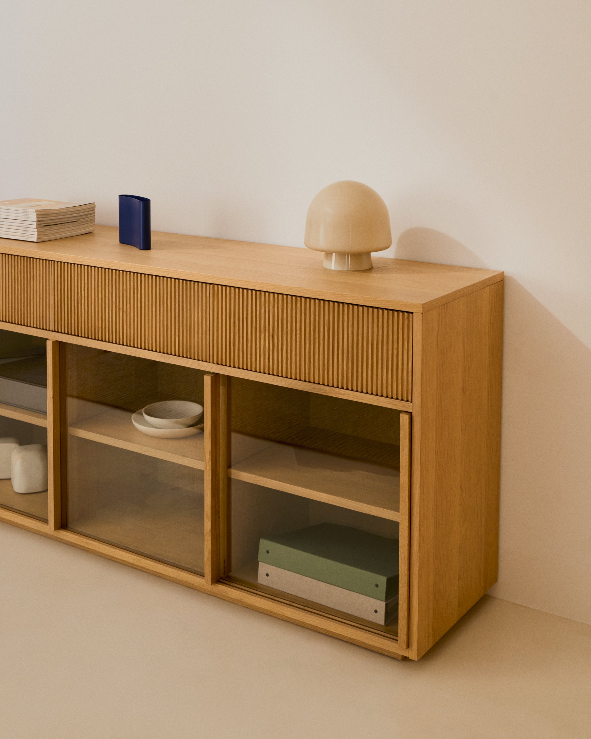 Helvine sideboard 4 doors and 4 drawers oak veneer and tempered glass, 200 x 80cm FSC 100% - Lifestyle
