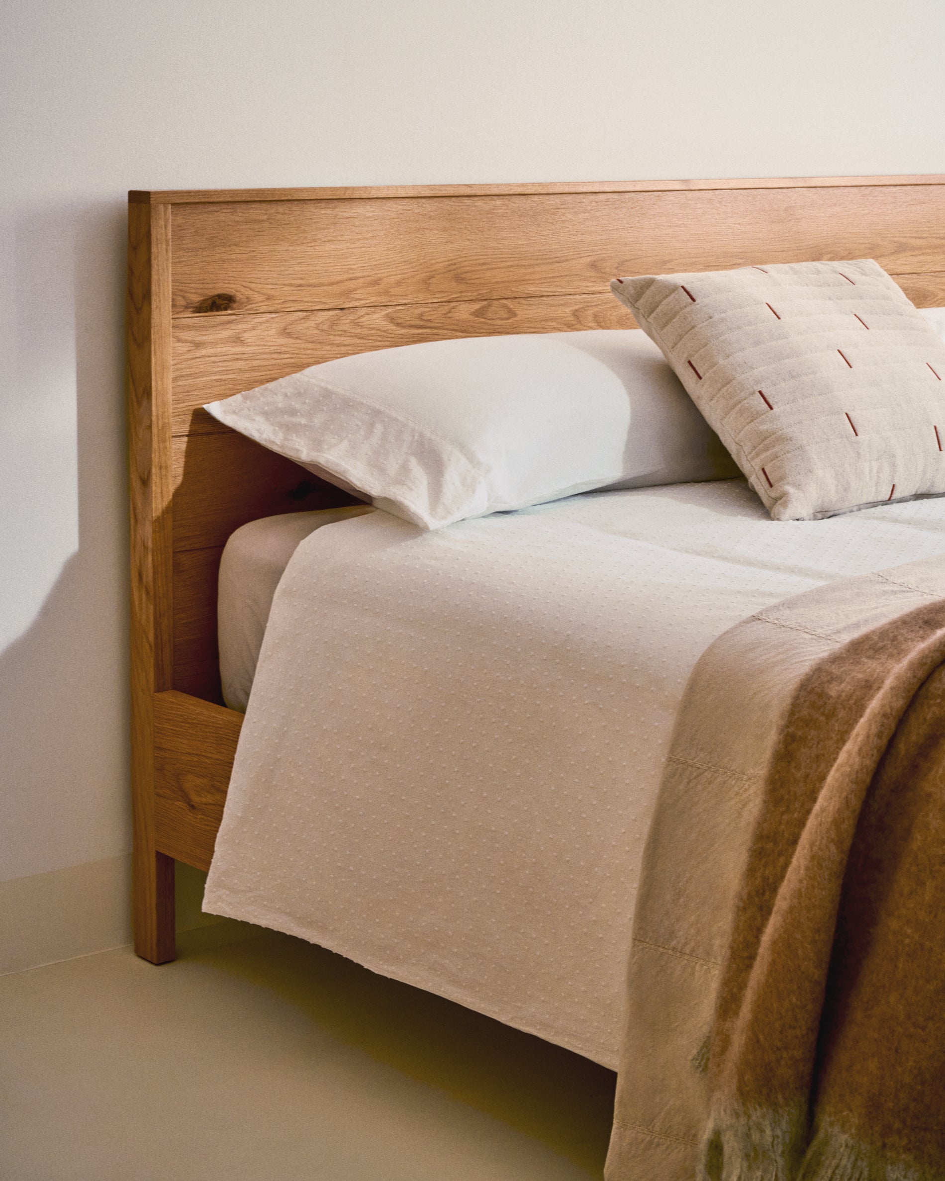 Alguema bed in oak veneer with natural finish for 160 x 200cm mattress - Lifestyle