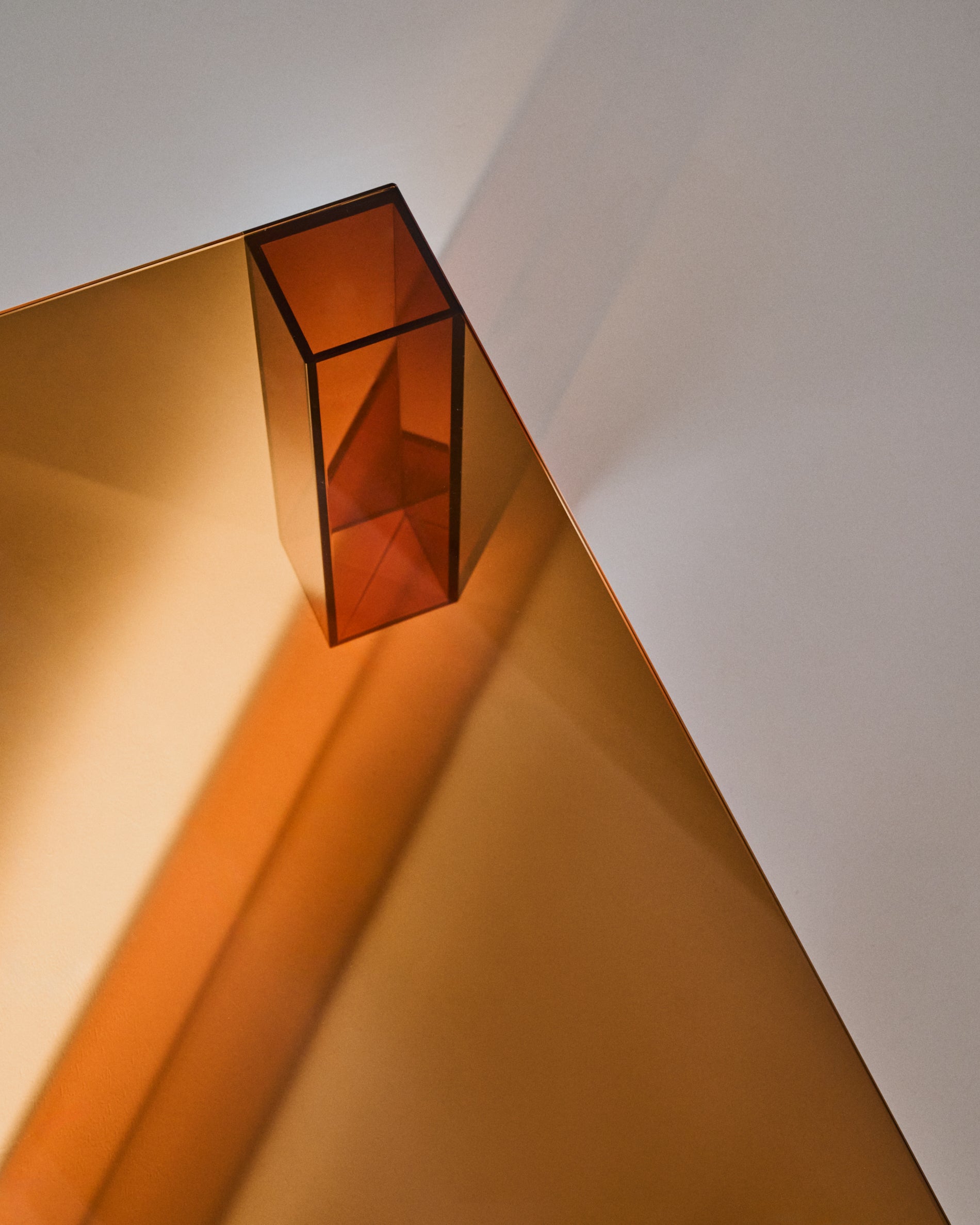 Adularia brown, tempered-glass side table, 85 x 85 cm - Lifestyle