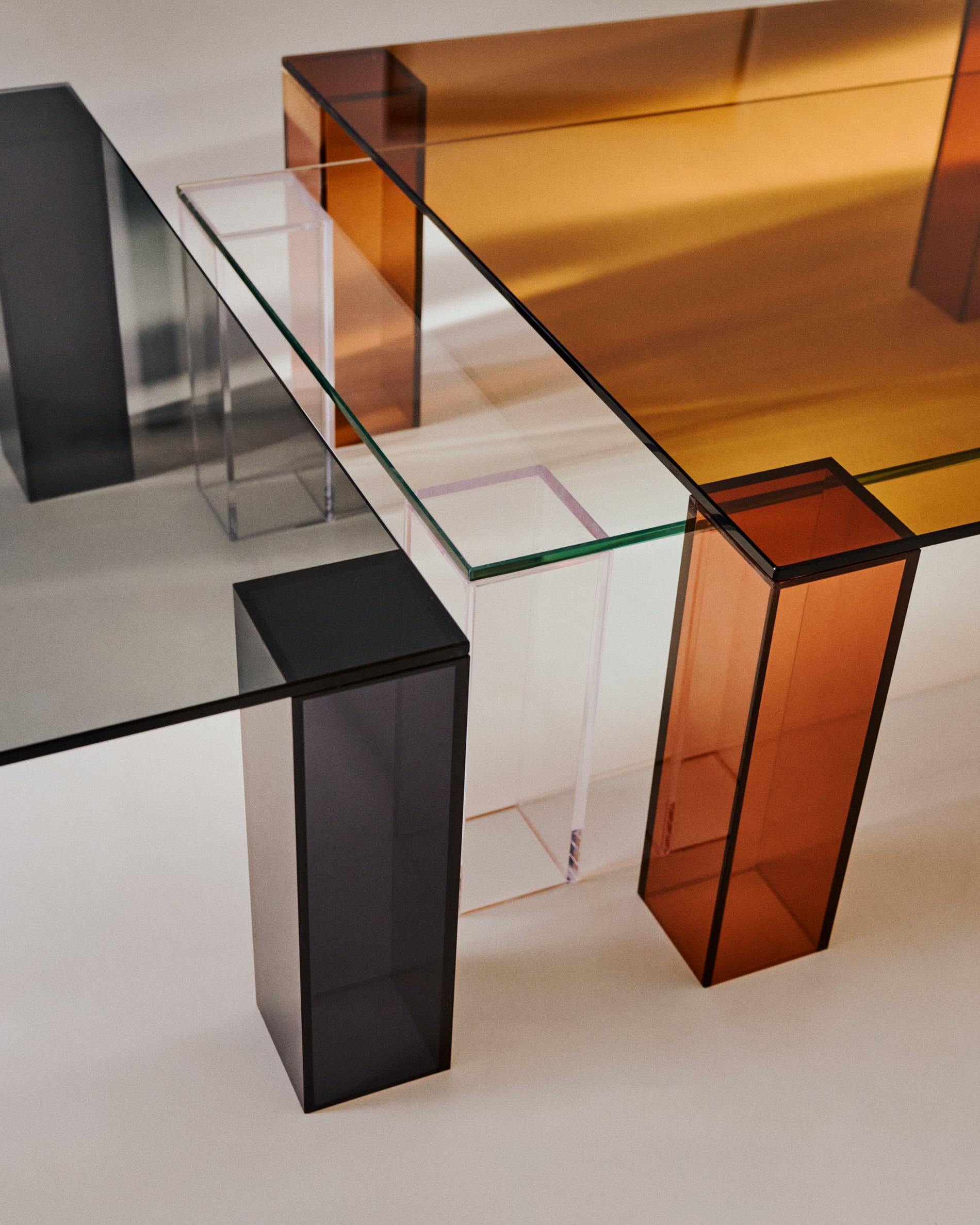 Adularia transparent, tempered-glass side table, 85 x 85 cm - Lifestyle