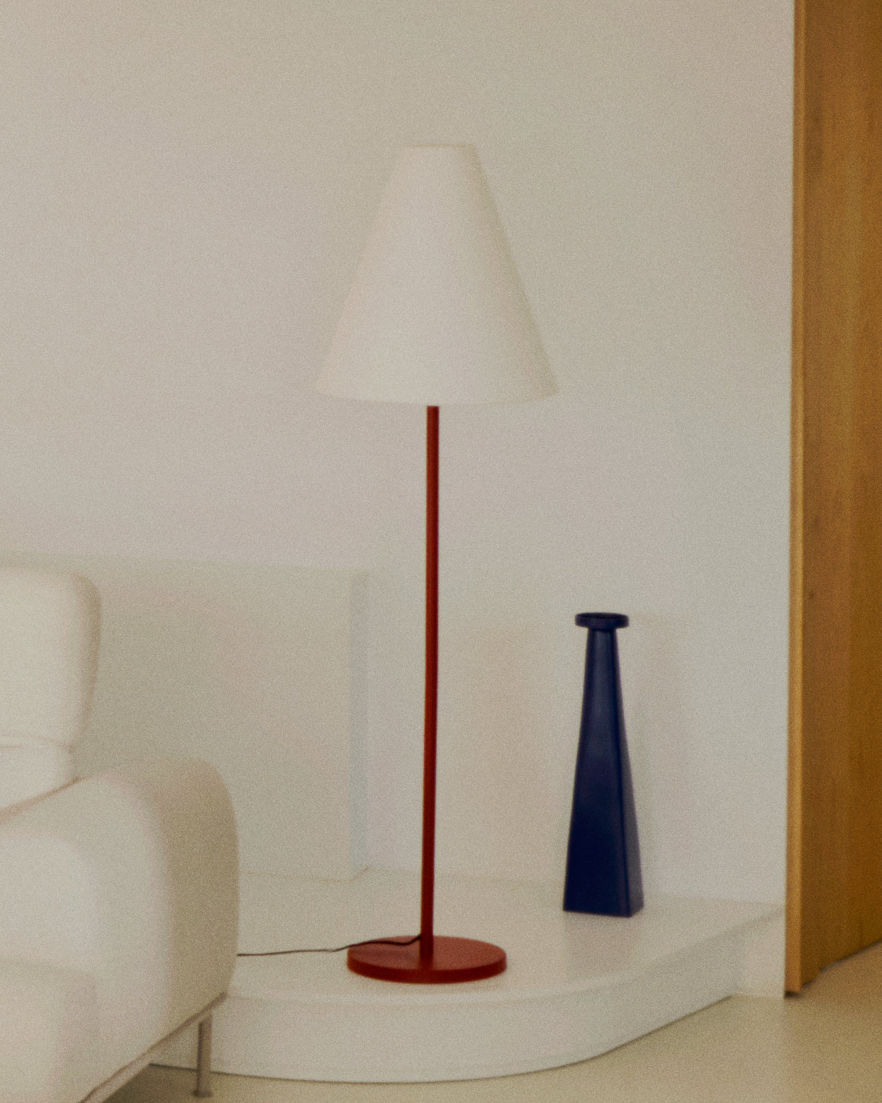 Navat floor lamp with a metal base in a terracotta painted finish - Lifestyle