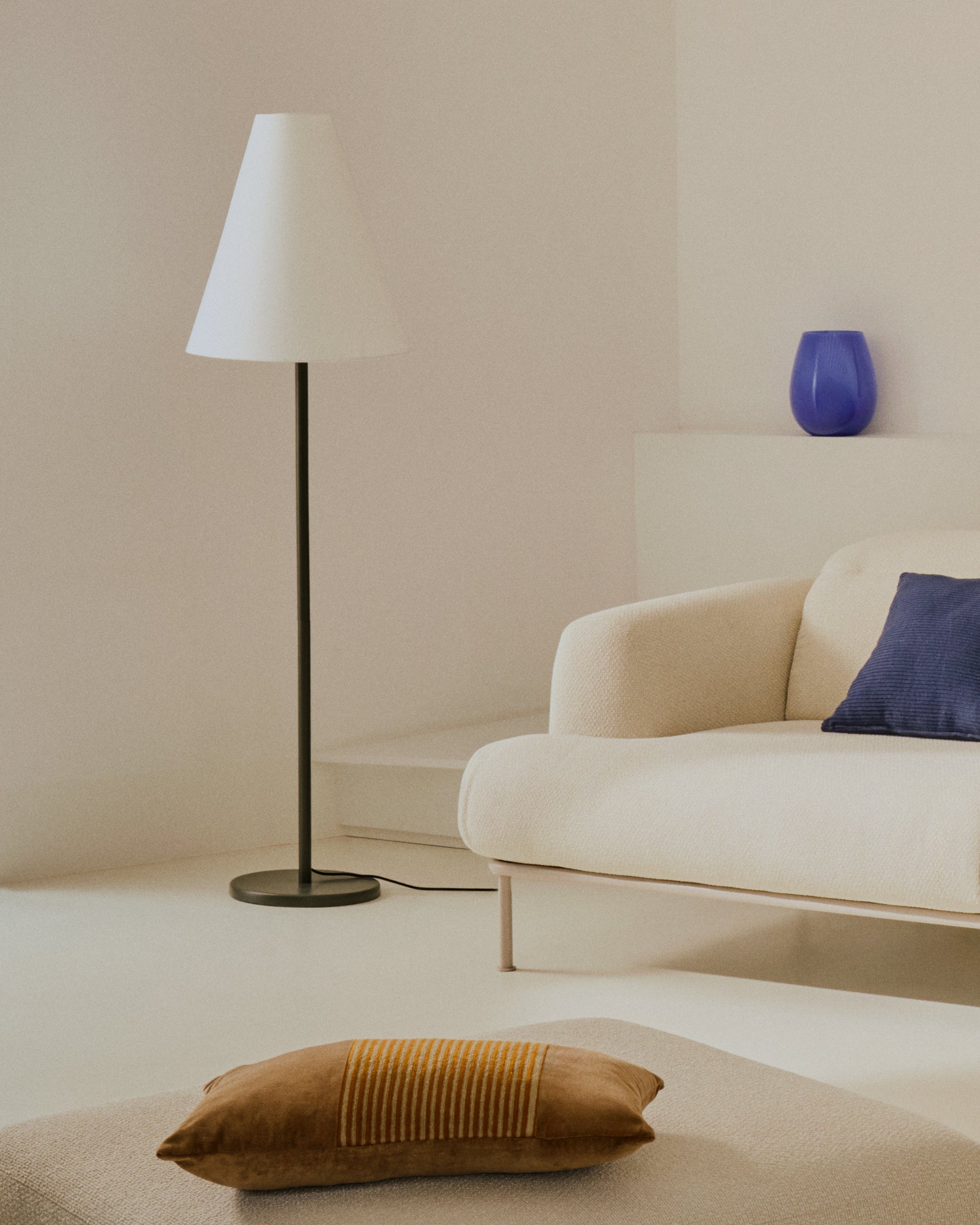 Navat floor lamp with a metal base in a green painted finish - Lifestyle