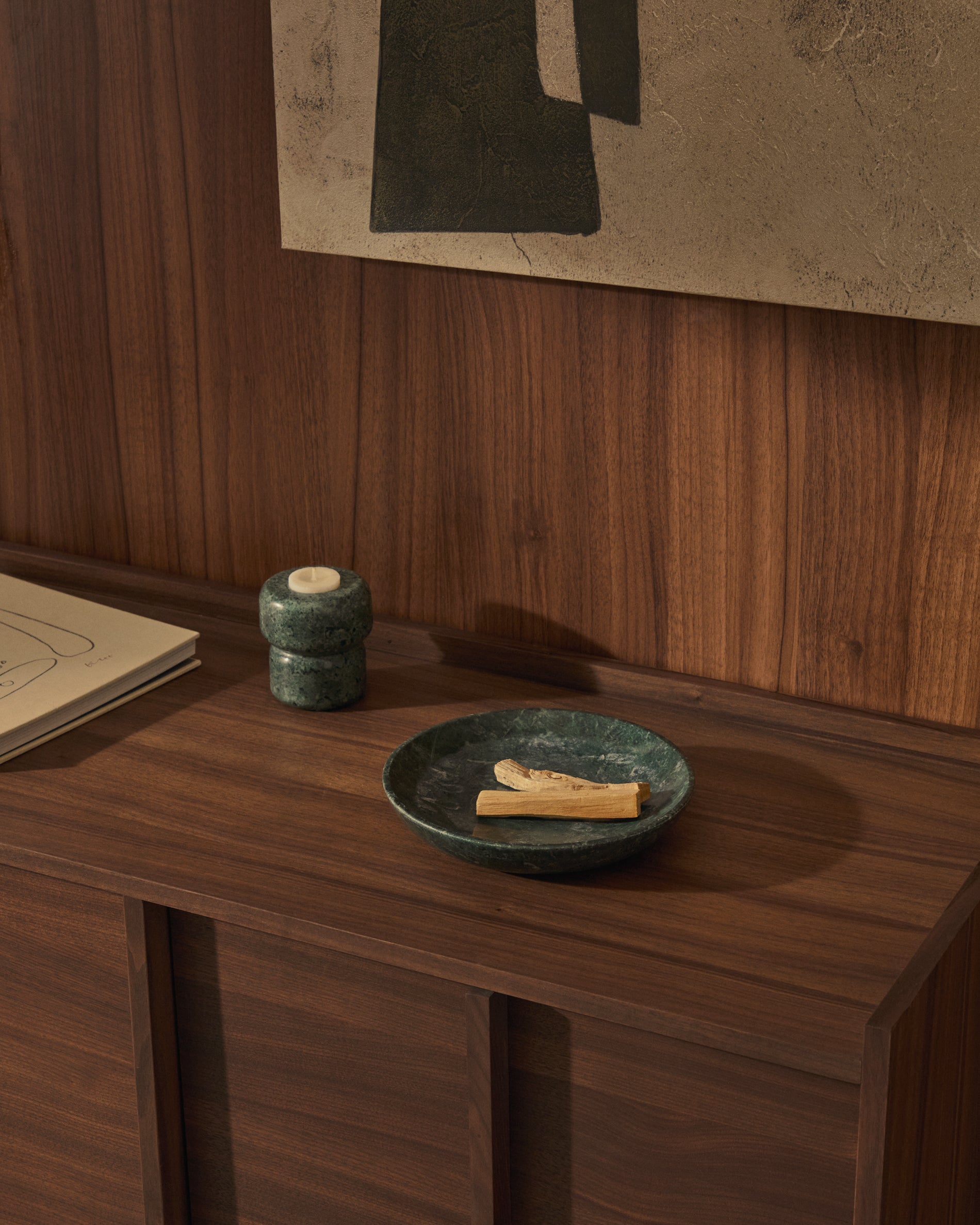 Ecin medium-sized, green marble serving plate - Lifestyle