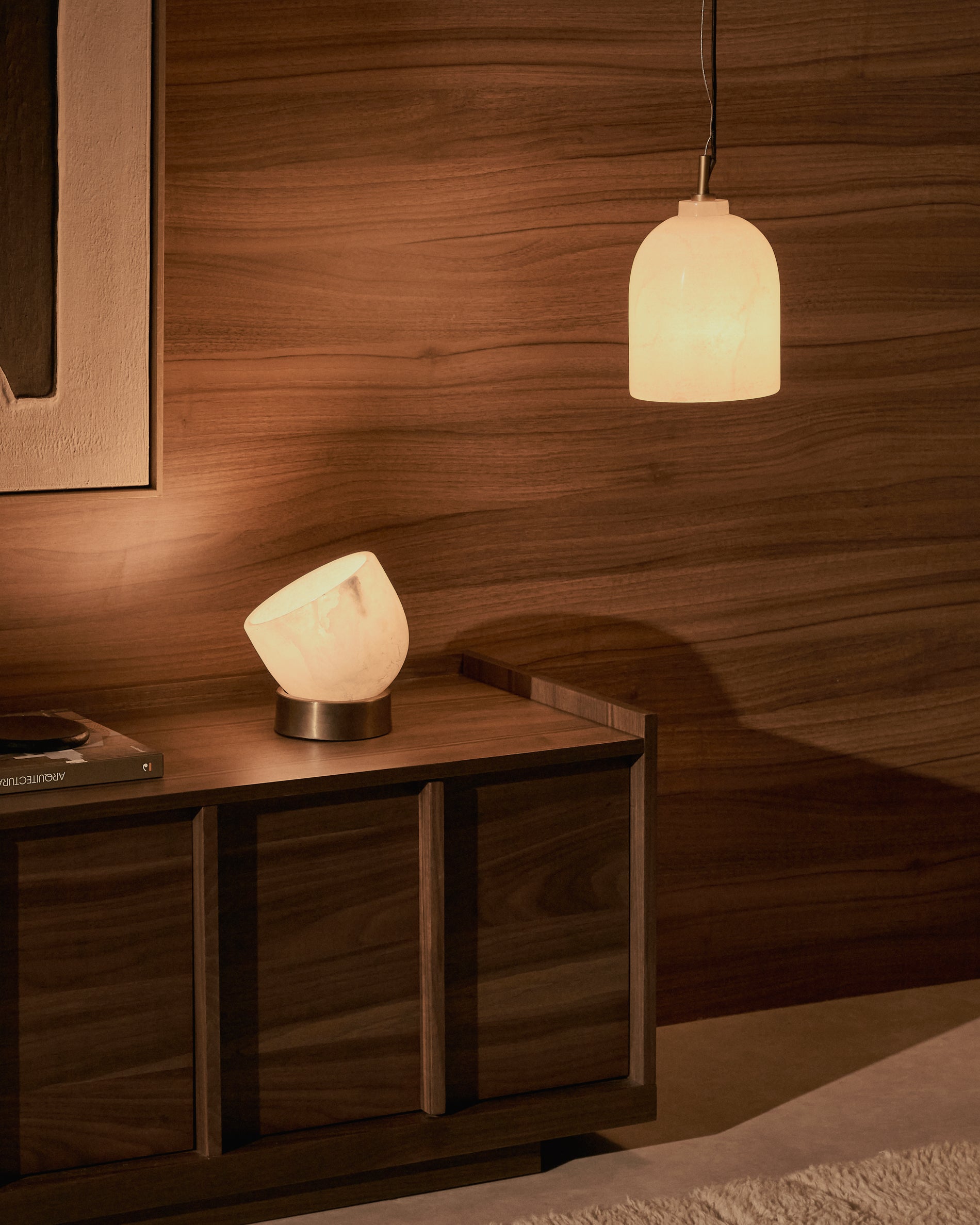 Shenli table lamp in alabaster and metal with a brass finish - Lifestyle