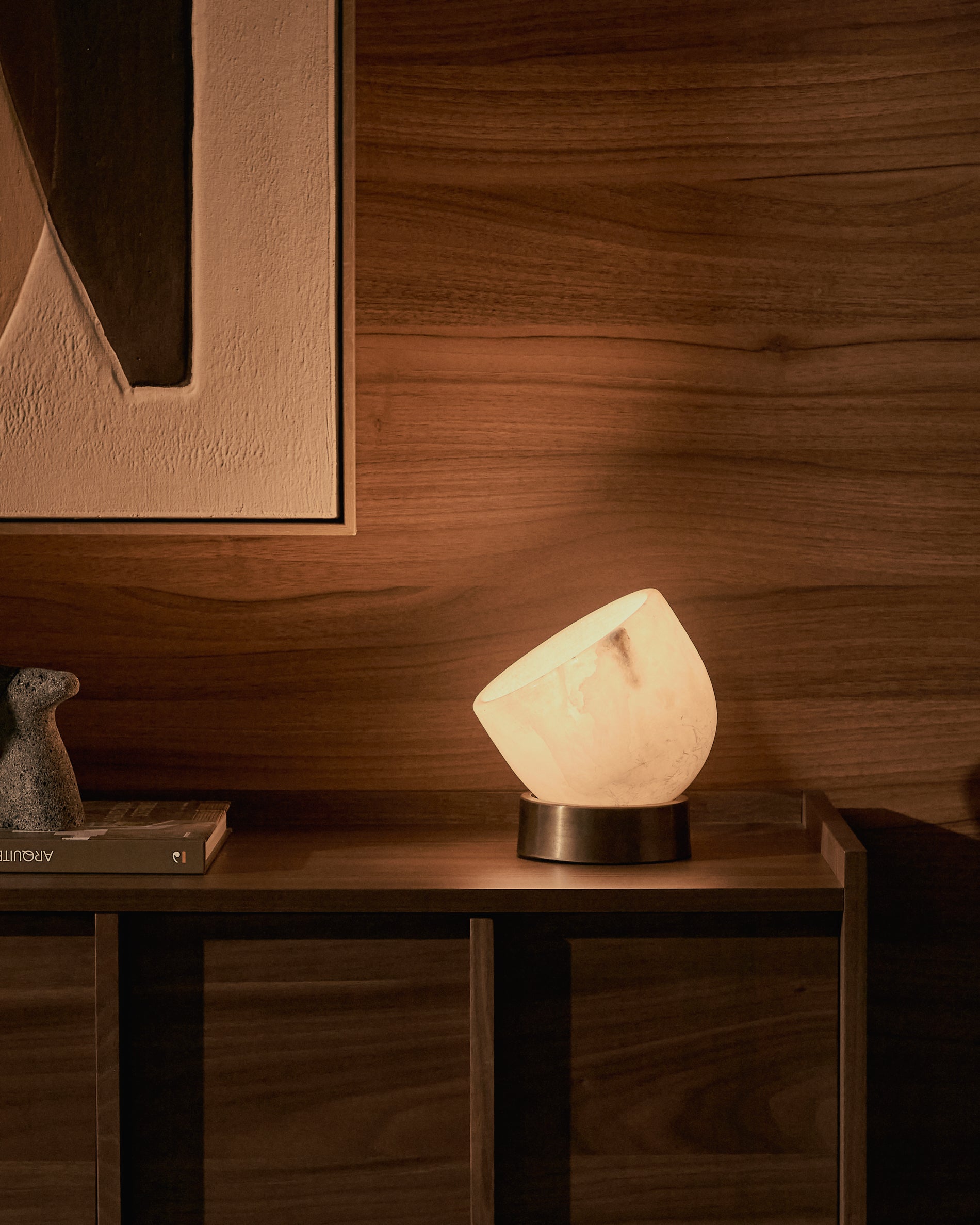 Shenli table lamp in alabaster and metal with a brass finish - Lifestyle
