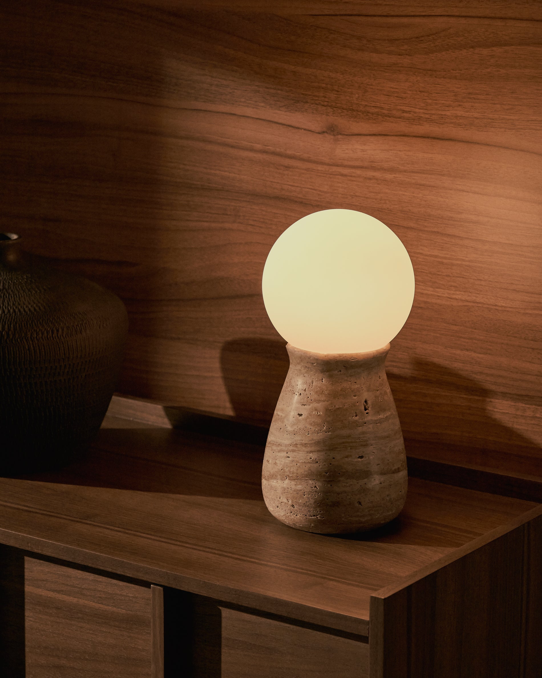 Okeni table lamp made of travertine and glass - Lifestyle