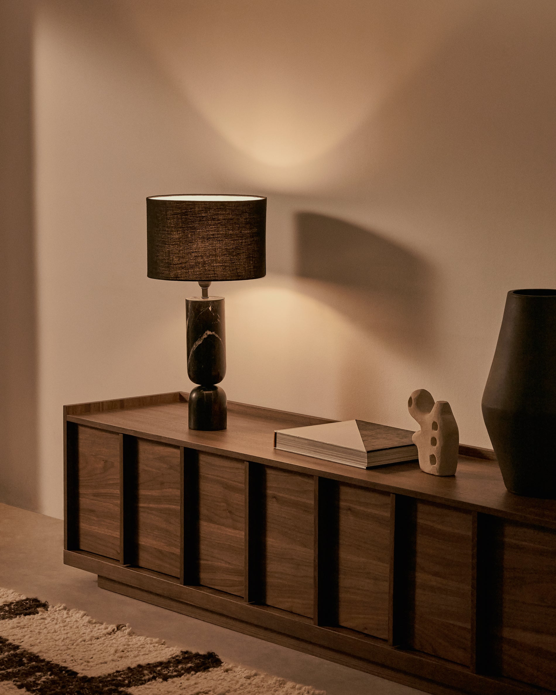 Vex table lamp in black marble with a black linen shade - Lifestyle