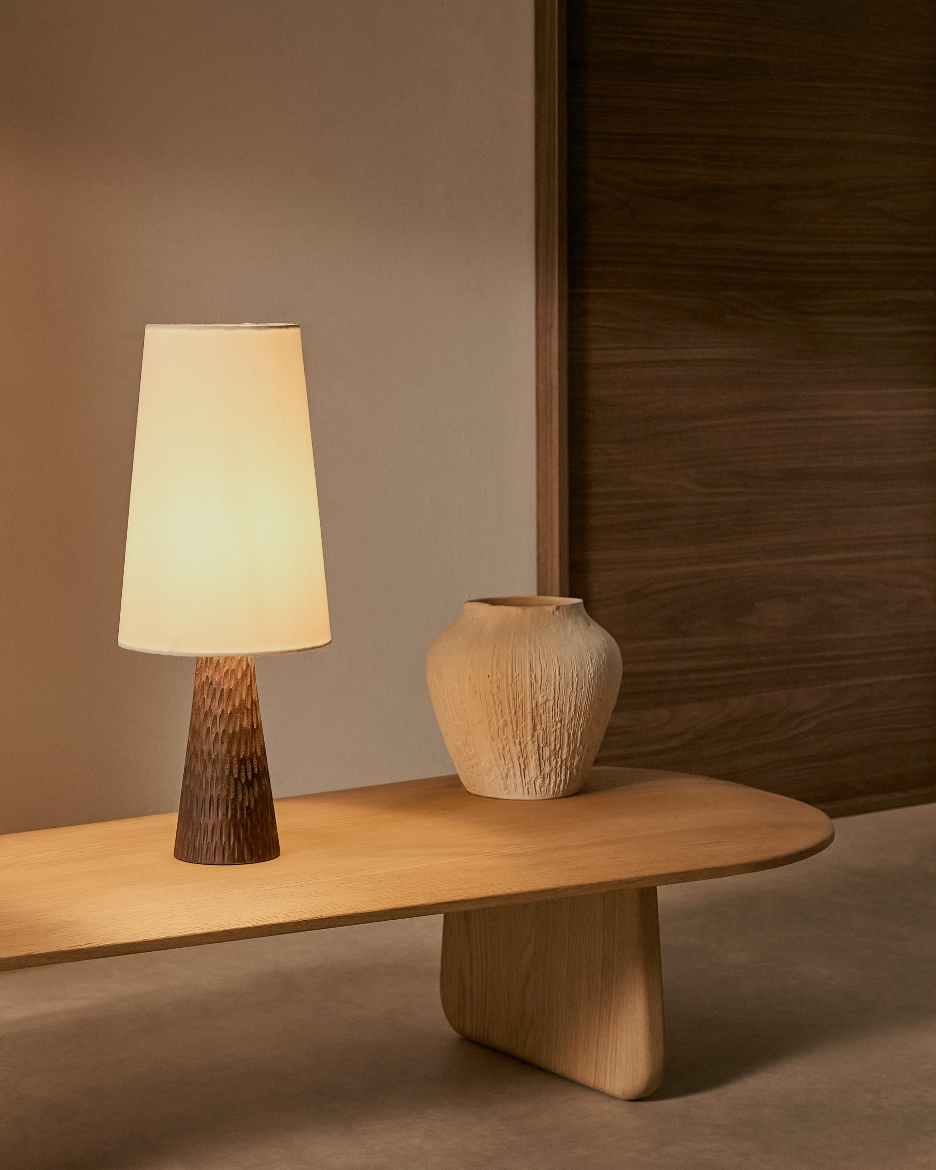 Amire table lamp made of wood in a dark finish - Lifestyle