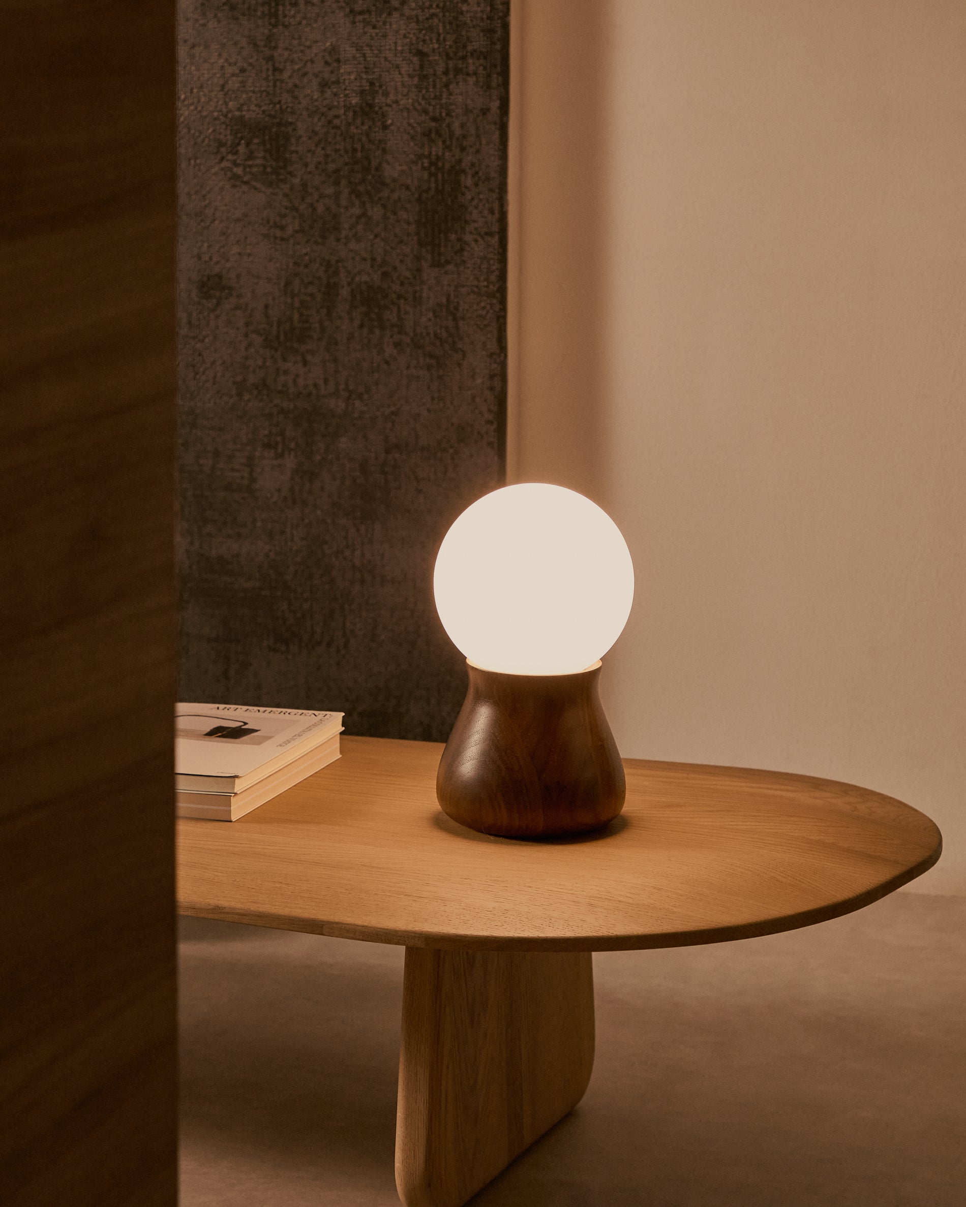 Okeni table lamp made of walnut veneer and glass - Lifestyle