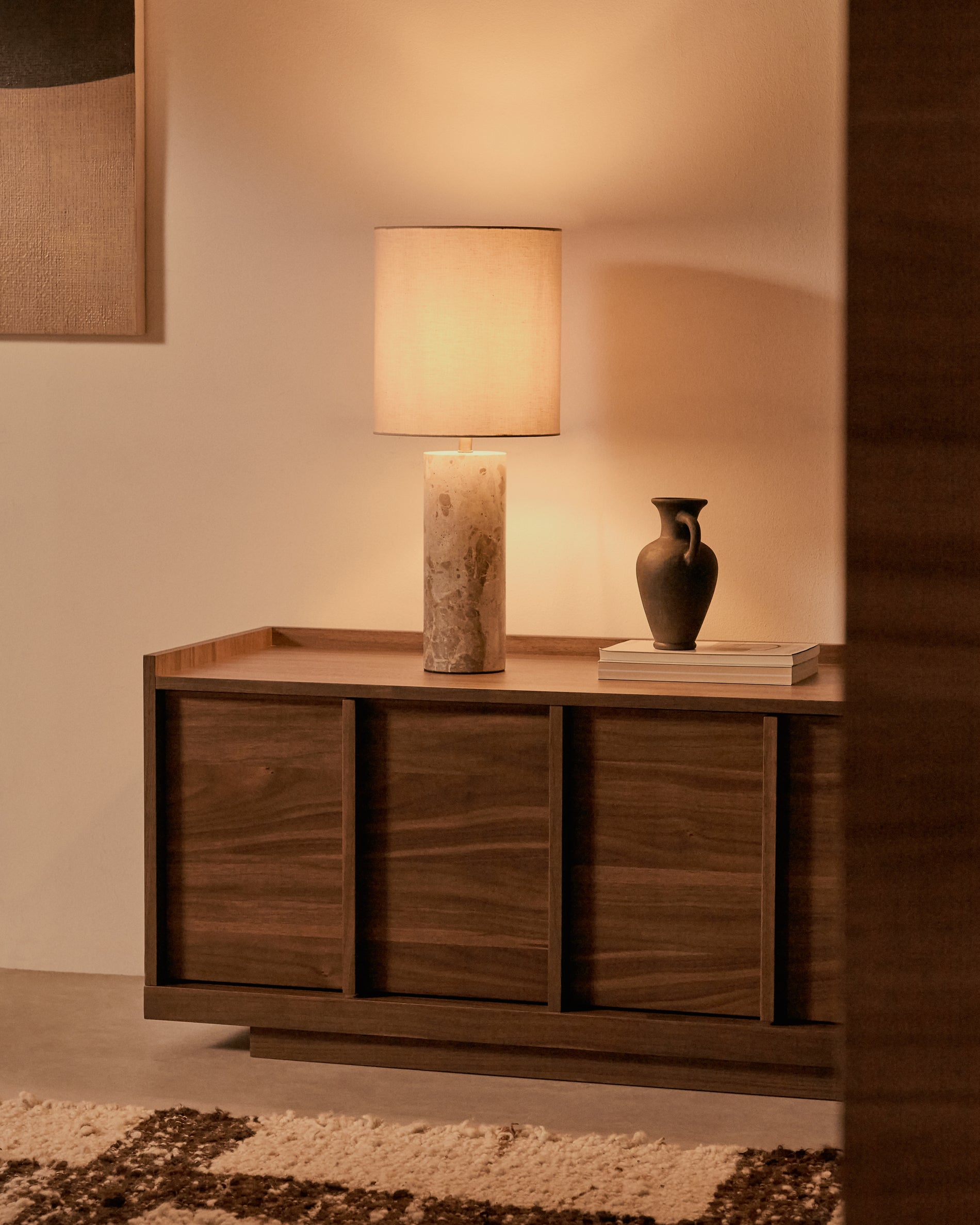 Raze table lamp in beige marble with a beige linen shade - Lifestyle