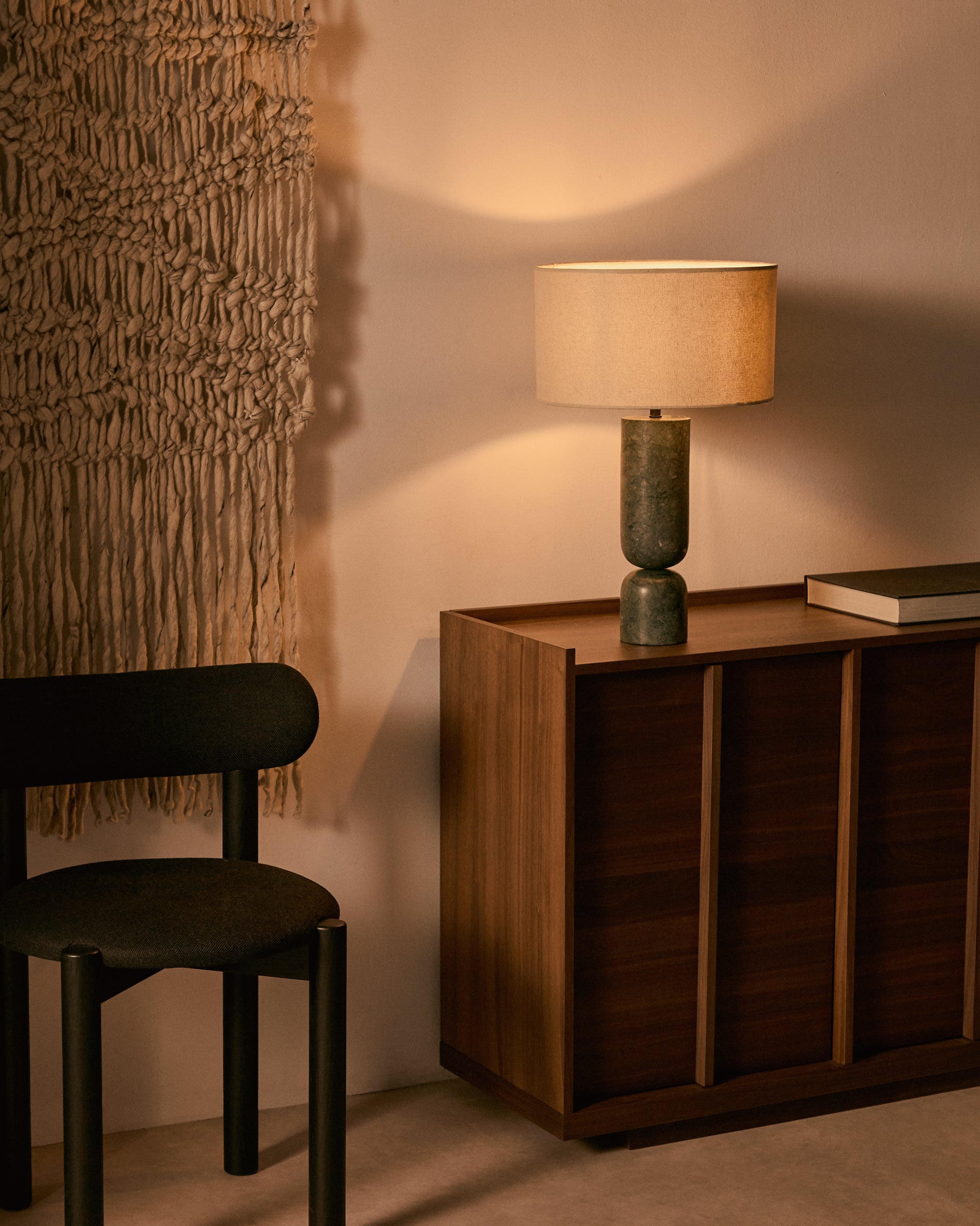 Vex table lamp in green marble with a grey linen shade - Lifestyle