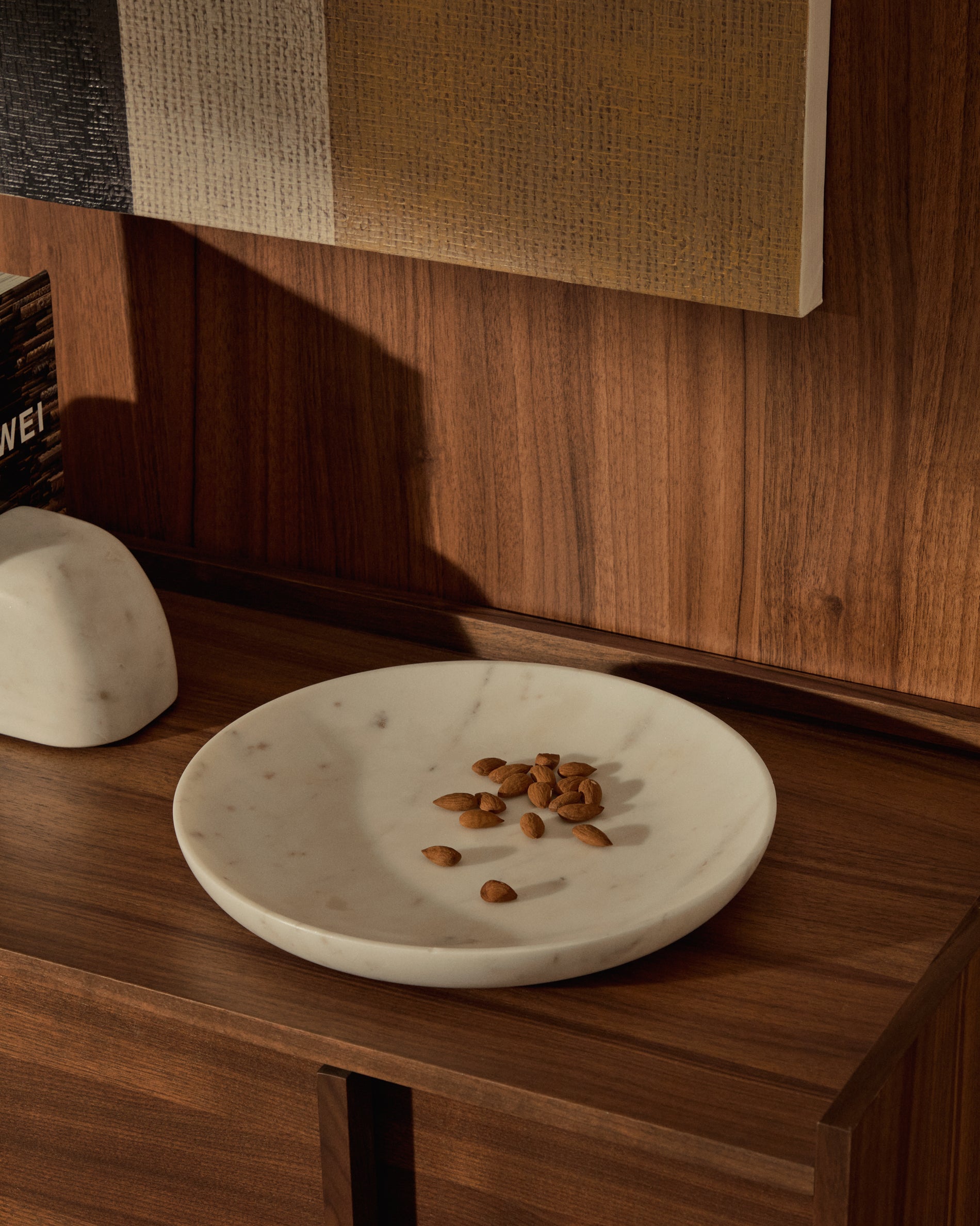 Ecin large, white marble serving plate - Lifestyle