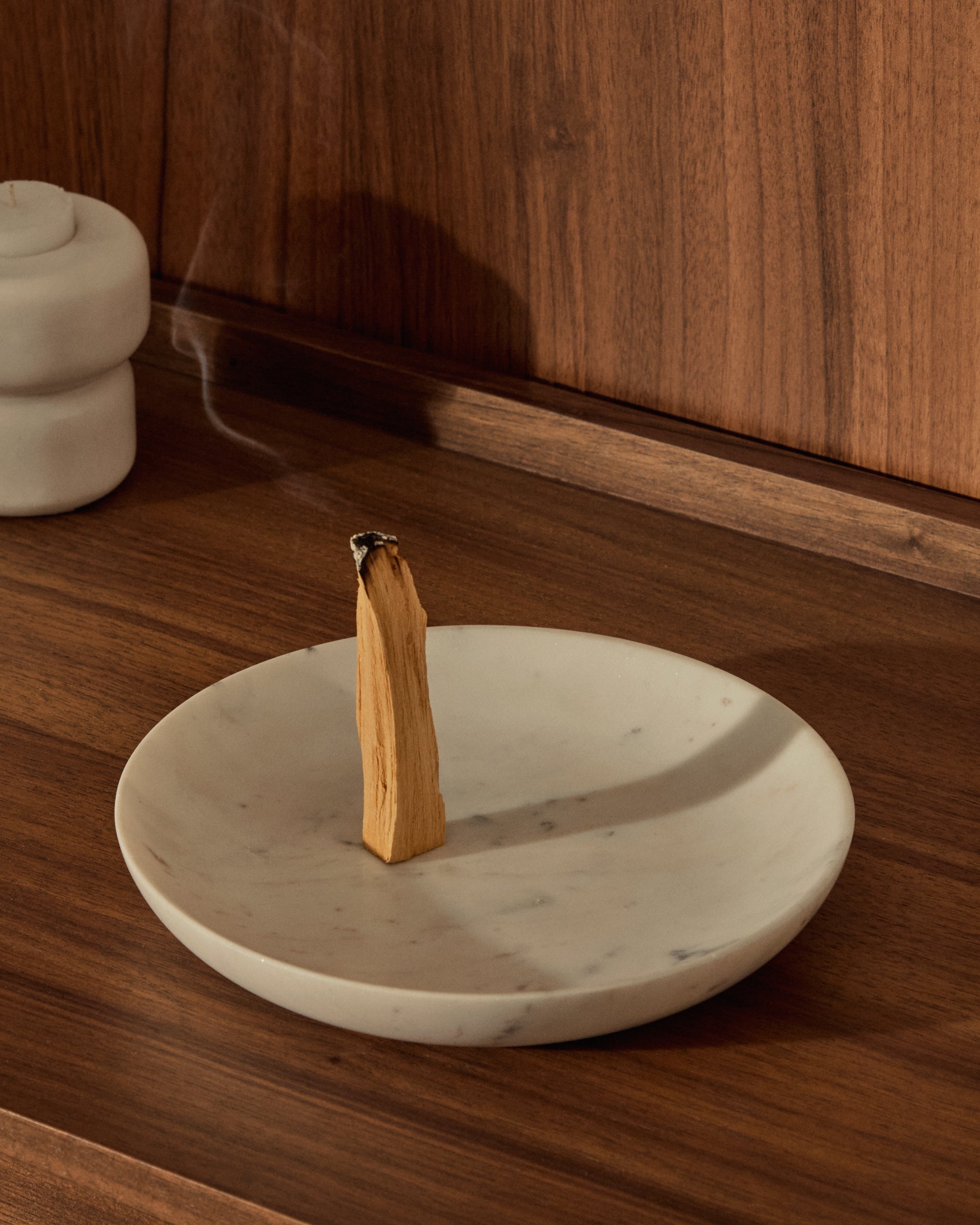 Ecin medium-sized, white marble serving plate - Lifestyle