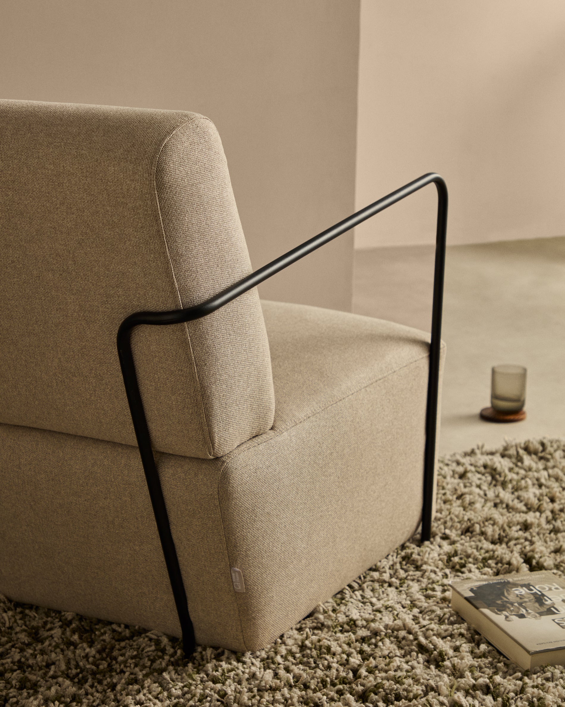 Gamer beige armchair with metal in a matte black painted finish - Lifestyle