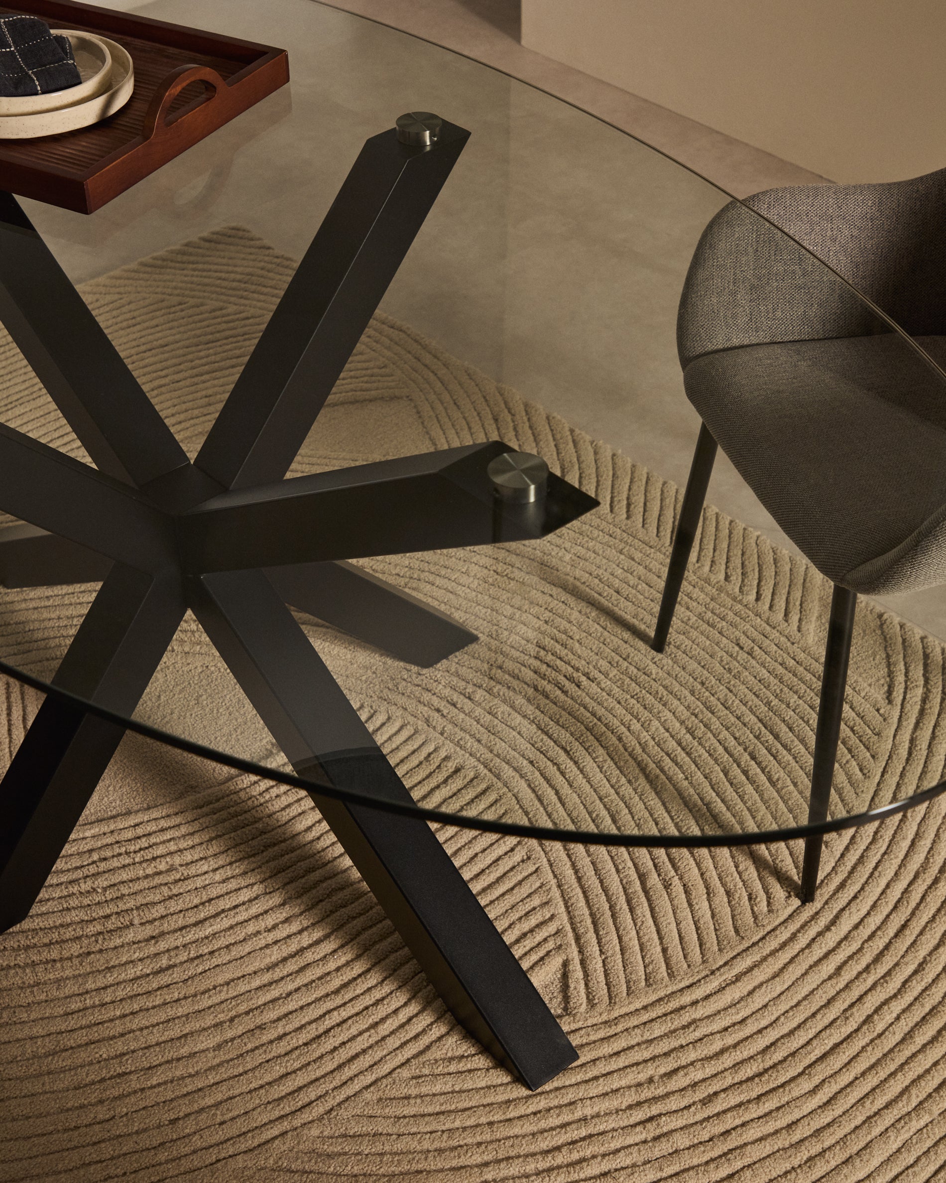 Argo oval table in glass and steel legs with black finish Ø 200 x 100 cm - Lifestyle