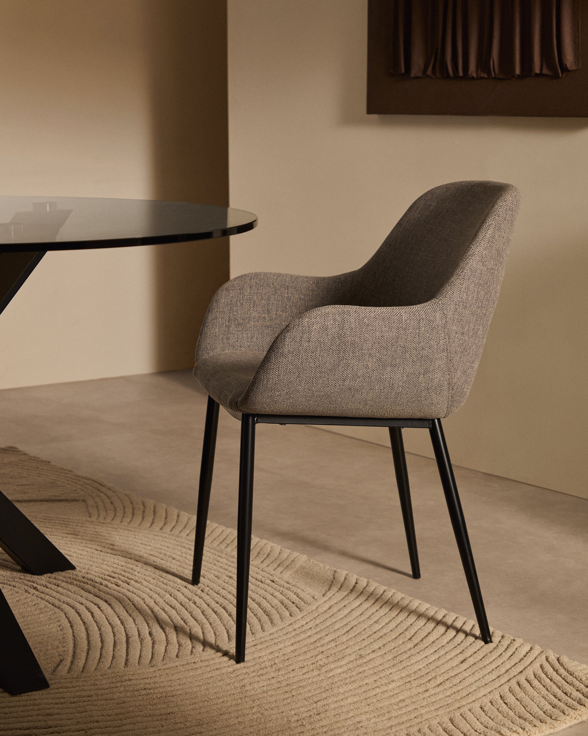 Konna light grey chair - Lifestyle