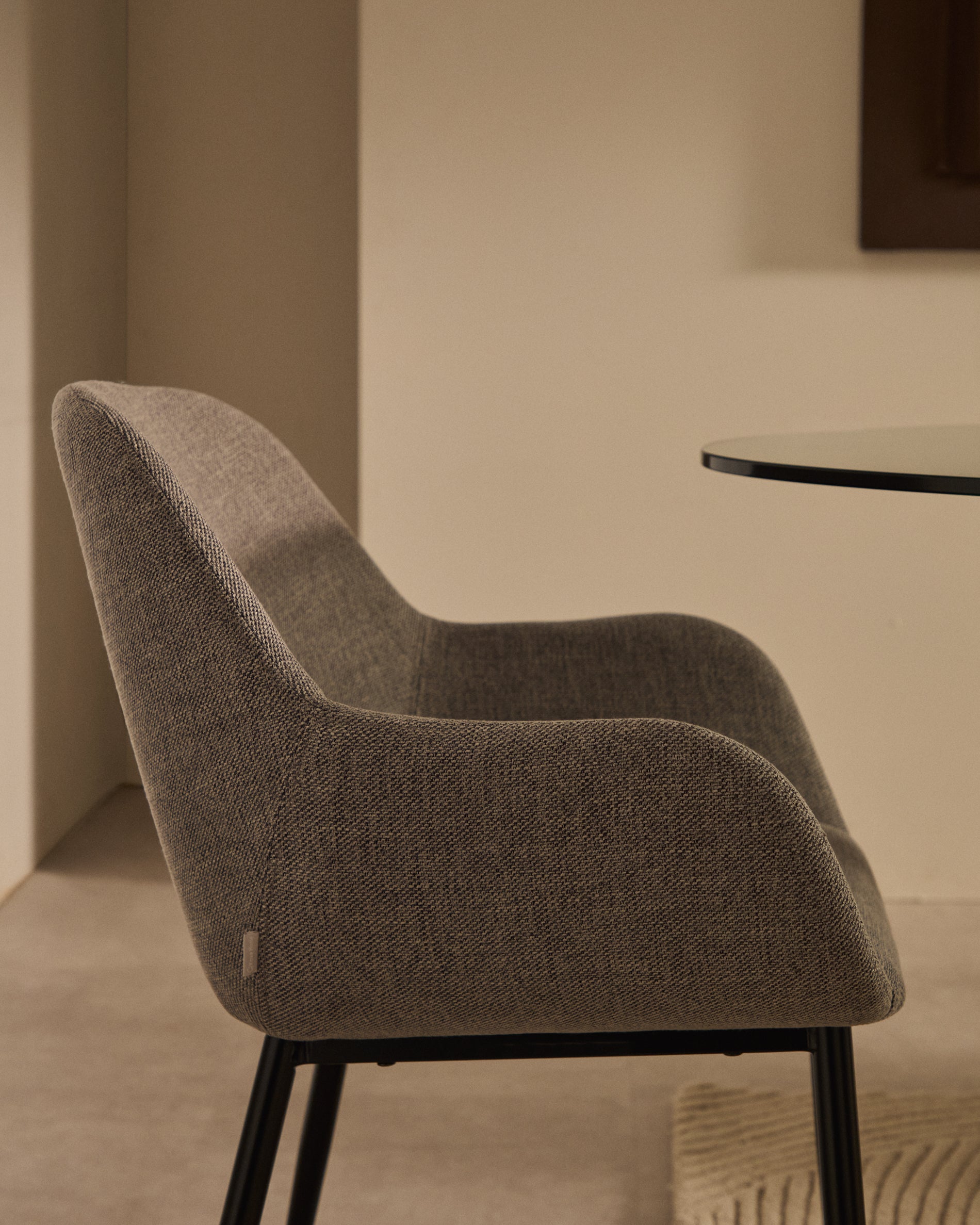 Konna light grey chair - Lifestyle