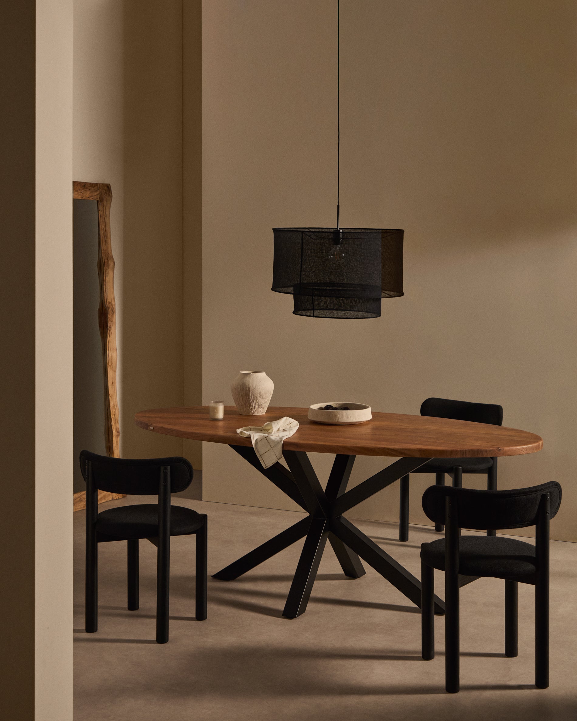 Argo oval table in solid acacia wood and steel legs with black finish Ø 200 x 100 cm - Lifestyle