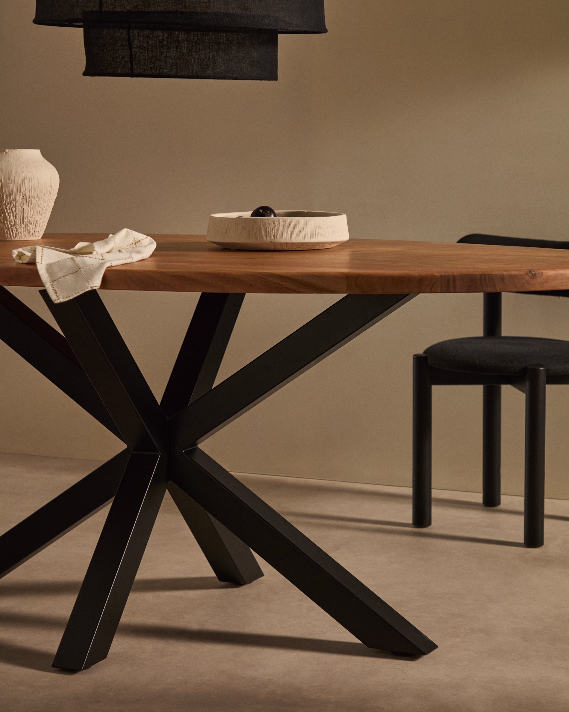 Argo oval table in solid acacia wood and steel legs with black finish Ø 200 x 100 cm - Lifestyle